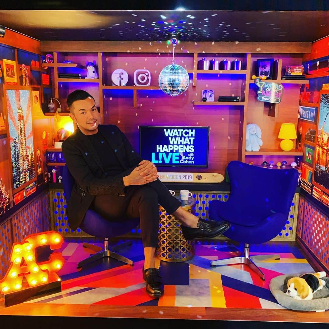 アンソニー・ラモスのインスタグラム：「Doesn’t the #WWHL set seem so much smaller in person? #BravoCon」