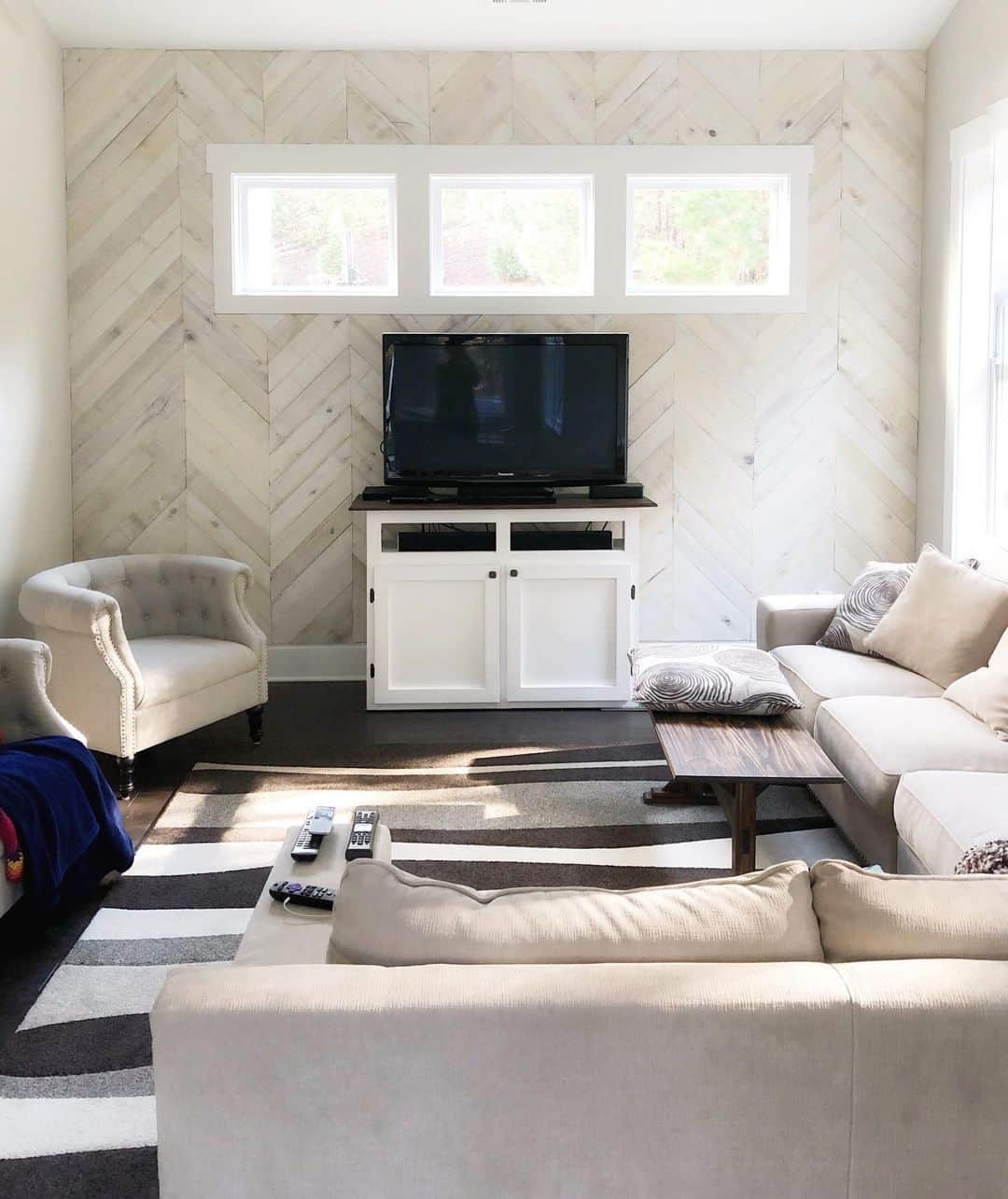 Angie Keiserのインスタグラム：「Fun fact: that window is not centered on that wall. There is 5 inches more of wall space on the left, which is why that row on the left is longer. I’m not sure if that was the correct design approach, but I do now realize that this is why people pay designers. And also so that someone will finish decorating the room in a cohesive way, after you’ve completely given up 🤪」