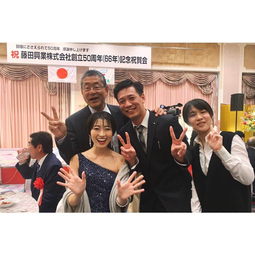 中里亜美さんのインスタグラム写真 - (中里亜美Instagram)「🍜 今朝は名古屋のホームで、きしめんを喰らいまして🤤 幸せな気持ちで岡山へ🚅  藤田興業株式会社 様 創立50周年祝賀会にて 歌わせていただきました‼️✨ 豪華でとってもあたたかい、素晴らしい会でした😍 会長とはもう何年のお付き合いでしょう…変わらず元気で居てくださいね🌸 お招き頂き、ありがとうございました✨ またお会いしましょうね‼️ ─── #岡山 #藤田工業株式会社 #時代をつなぐ歌謡曲シンガー #中里亜美 #眼力 #握手 #一度掴んだら離さない」11月17日 2時09分 - __ami__go__