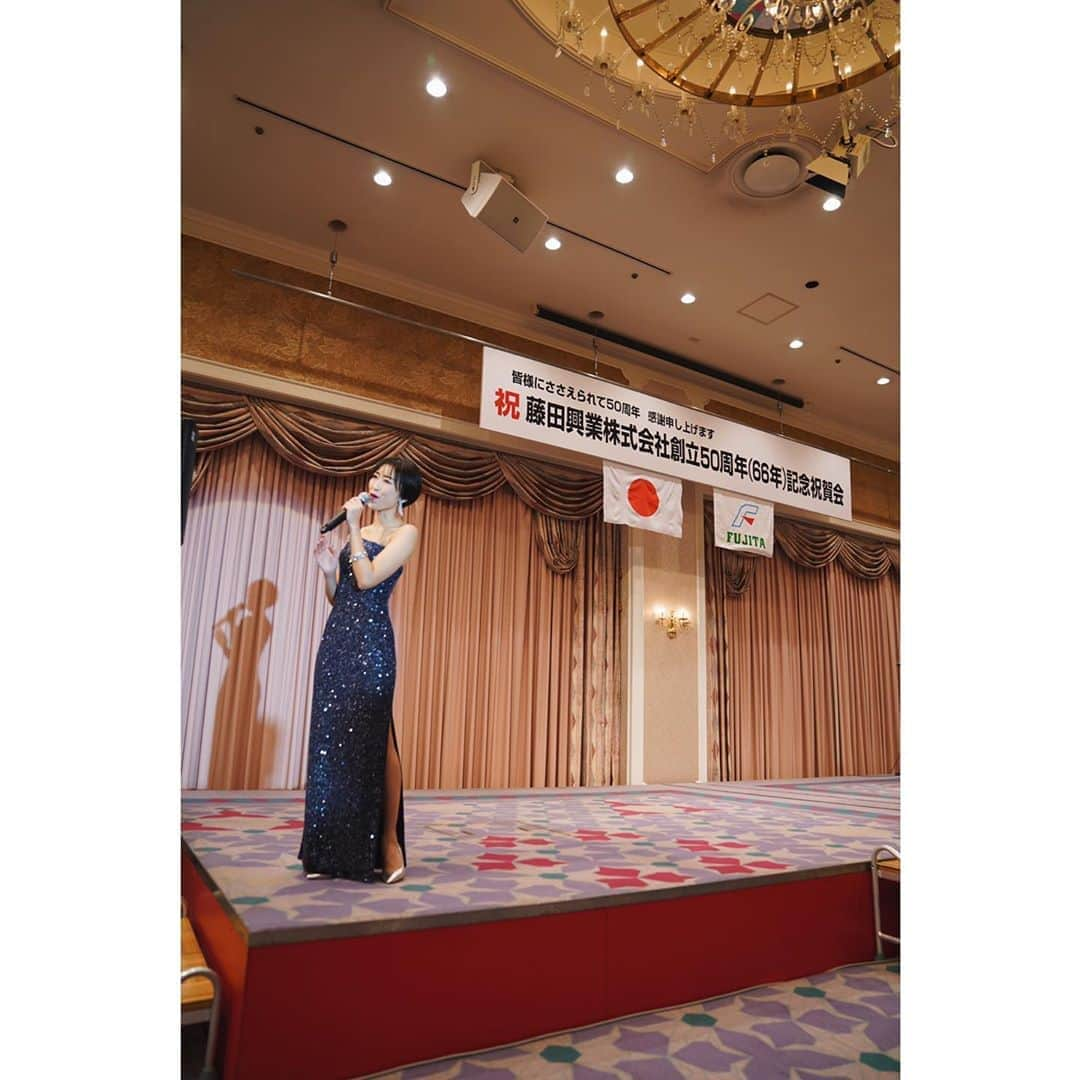 中里亜美さんのインスタグラム写真 - (中里亜美Instagram)「🍜 今朝は名古屋のホームで、きしめんを喰らいまして🤤 幸せな気持ちで岡山へ🚅  藤田興業株式会社 様 創立50周年祝賀会にて 歌わせていただきました‼️✨ 豪華でとってもあたたかい、素晴らしい会でした😍 会長とはもう何年のお付き合いでしょう…変わらず元気で居てくださいね🌸 お招き頂き、ありがとうございました✨ またお会いしましょうね‼️ ─── #岡山 #藤田工業株式会社 #時代をつなぐ歌謡曲シンガー #中里亜美 #眼力 #握手 #一度掴んだら離さない」11月17日 2時09分 - __ami__go__