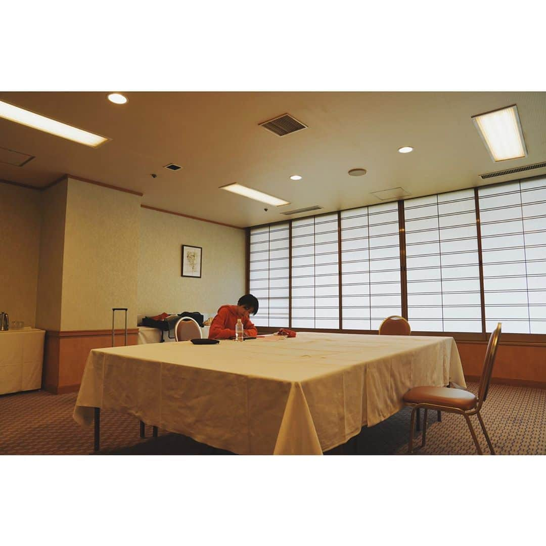 中里亜美さんのインスタグラム写真 - (中里亜美Instagram)「🍜 今朝は名古屋のホームで、きしめんを喰らいまして🤤 幸せな気持ちで岡山へ🚅  藤田興業株式会社 様 創立50周年祝賀会にて 歌わせていただきました‼️✨ 豪華でとってもあたたかい、素晴らしい会でした😍 会長とはもう何年のお付き合いでしょう…変わらず元気で居てくださいね🌸 お招き頂き、ありがとうございました✨ またお会いしましょうね‼️ ─── #岡山 #藤田工業株式会社 #時代をつなぐ歌謡曲シンガー #中里亜美 #眼力 #握手 #一度掴んだら離さない」11月17日 2時09分 - __ami__go__