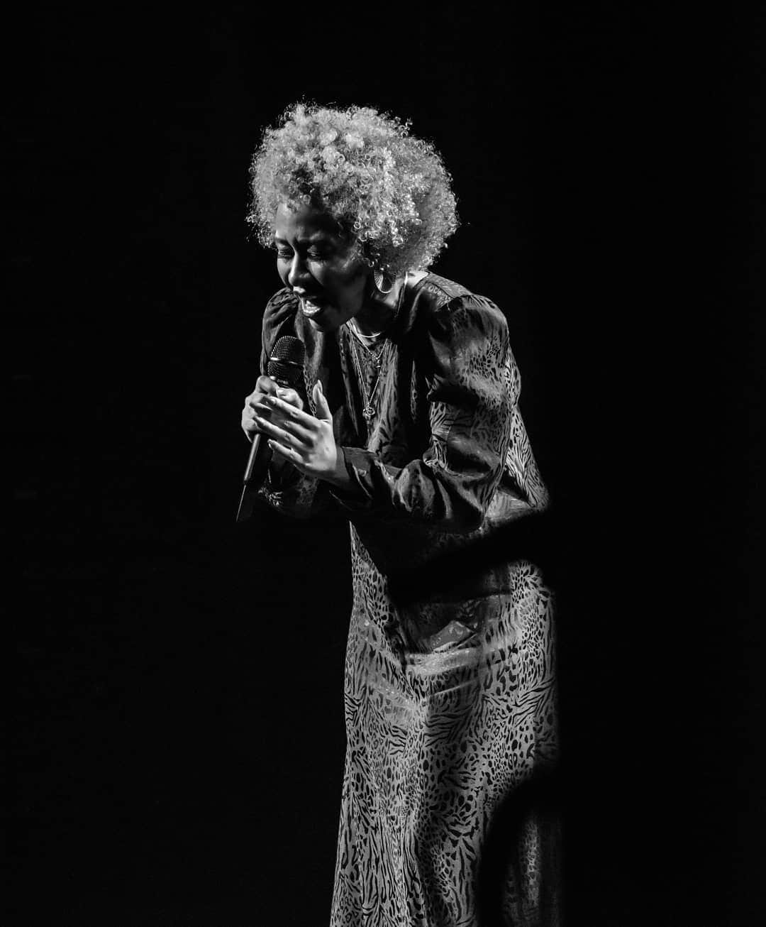 Emeli Sandéのインスタグラム：「The first UK date of the Real Life tour was a dream! From the wonderful hotel staff on our day off , the warmth of the staff at the venue , the awesome meet and greet before the show ...and then to the CROWD!! WOW!! And everyone I got to meet after the show. I really felt our spirits connect last night, as a performer there's nothing more I could ask for. Thank you Stoke-on-Trent for your warmth and welcome home, a night full of magic that I won't forget x」