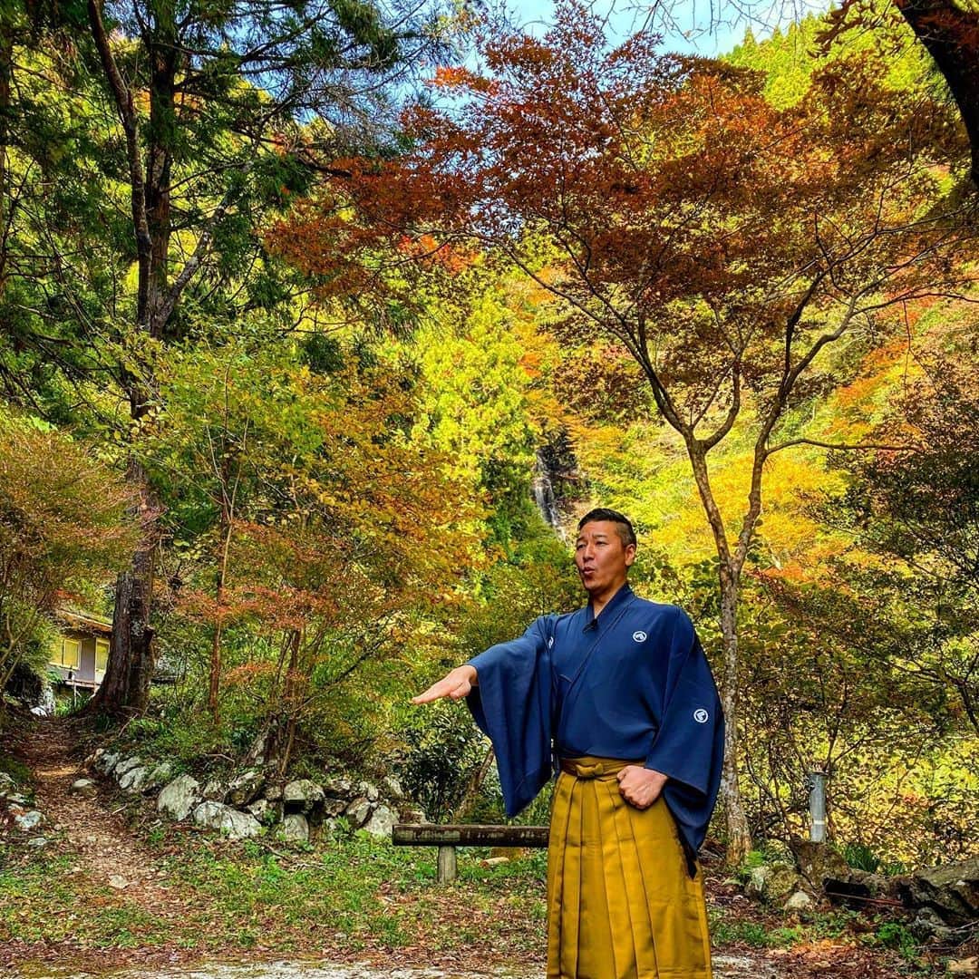 長田庄平のインスタグラム：「絶景！  #高知 #ロケ #滝 #紅葉 #狂言 #山 #絶景」