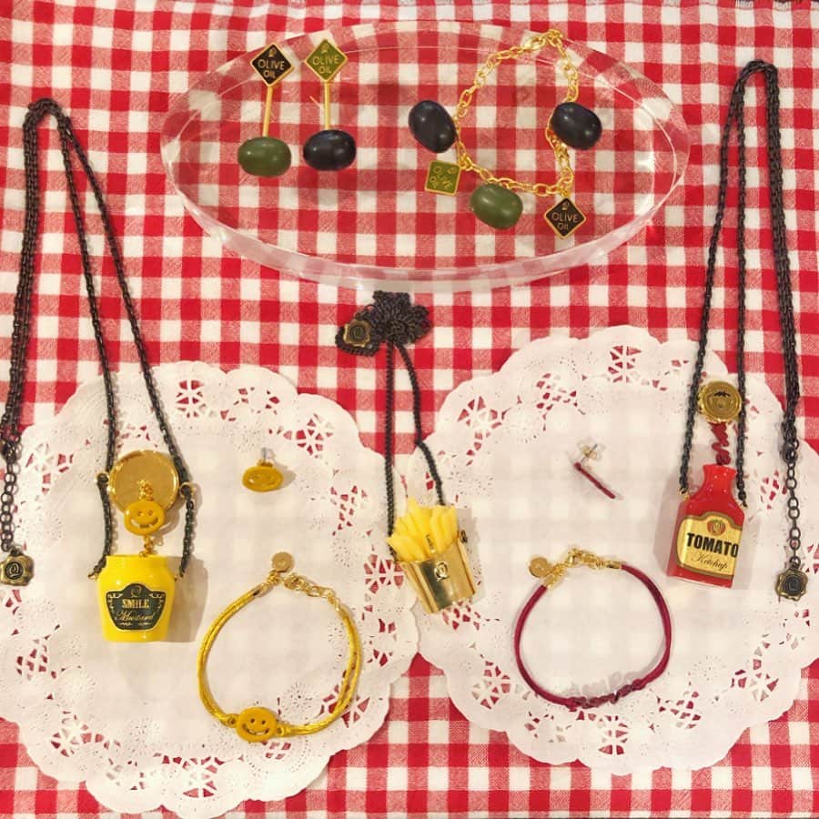 のインスタグラム：「We're lovin' it! These meals are back in stock.🍔❤️🍟💛🥪」