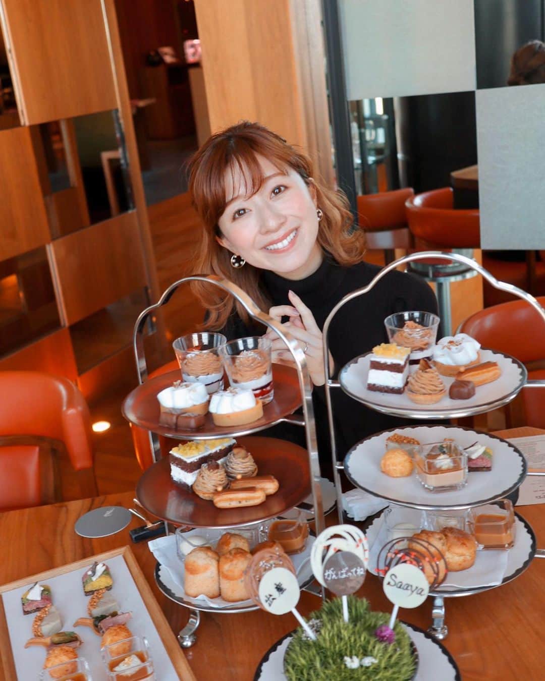 のインスタグラム：「・ 大好きな2人とアンダーズでアフタヌーンティー🍰🌰 栗❣️栗❣️栗❣️栗づくし🌰🌰🌰 アンダーズのアフタヌーンティーは とにかく美味しいです🤤 カフェラテなども全てカフェインレスにできるから それもまた大きな魅力でした☝🏻❤️ 出産頑張ってプレートも嬉しかったなあ🥺💕幸 この日は満月で 暗くなってからの景色がまた 最高に美しかったです☺️🌕❤️ #アフタヌーンティー #アンダーズ東京 #アンダーズアフタヌーンティー #ザタヴァン #タヴァン #東京アフタヌーンティー #女子会」