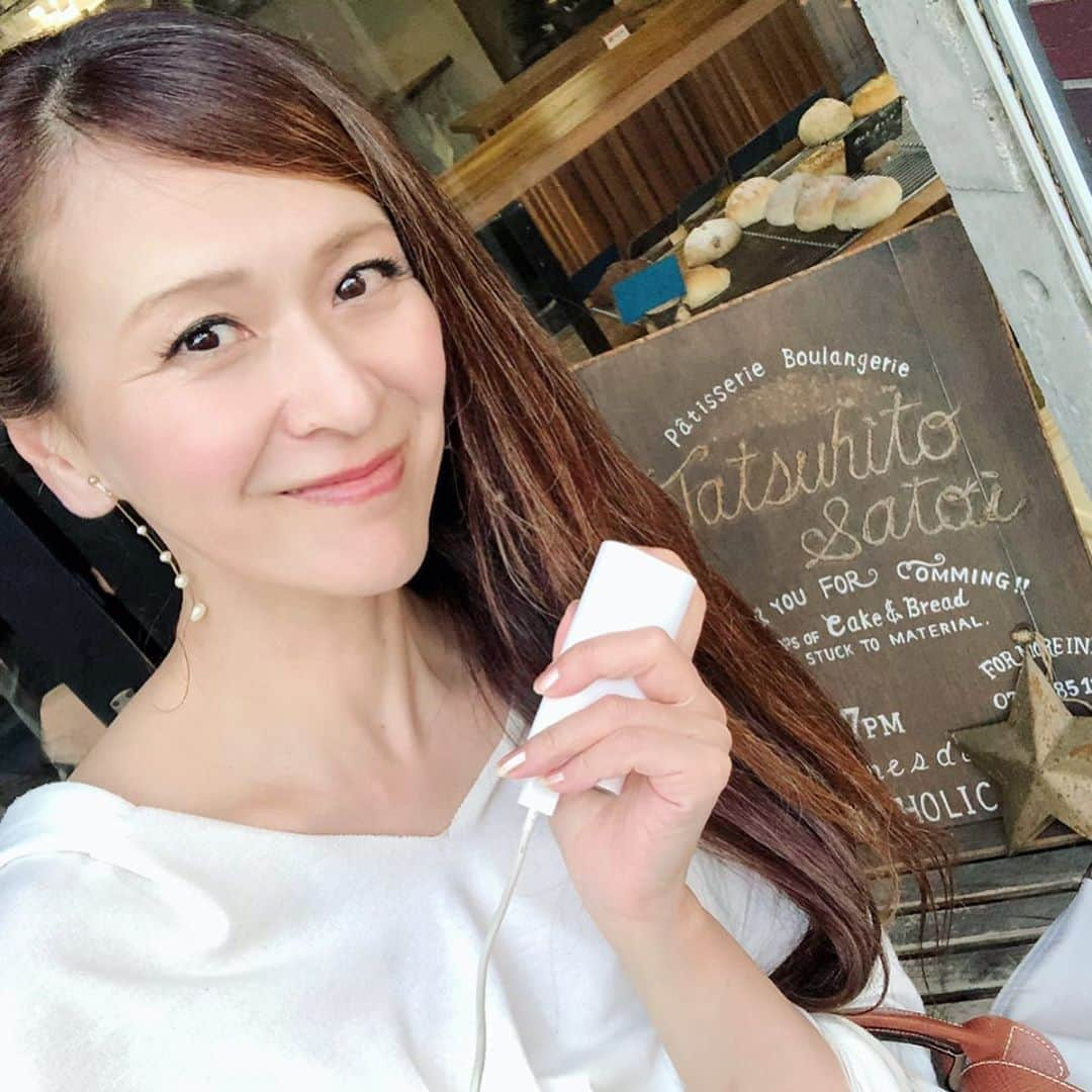 里井真由美さんのインスタグラム写真 - (里井真由美Instagram)「お誕生日モンブラン♡ ・ ・ 京都で、リアルに親戚のパティシェ @tatsu424 里井達人 サトイタツヒトシェフにお願いしましたー。 ・ ・ 1番小さなホールサイズで頂きました。 シェフのケーキの大好きなところは、クラシックなおいしさと キラッと光るアイディアがあったり。 ・ ・ 断面の栗クリームの層も、ほんのり栗の形になってまーす🌰🌰🌰🌰 なめらかで栗の香りも良くて、食べ飽きないおいしさ♡ ・ ・ 「パティスリー タツヒト サトイ」 @patisserie_tatsuhitosatoi  京大の近くーー♡ パン、ケーキ、イートインもできます、ぜひに♡ ・ ・ #栗スイーツ#モンブラン#モンブラン巡り#和栗#和栗のモンブラン#栗#フランス栗#里井真由美#1級フードアナリスト里井真由美#さといいね#栗スイーツ#デパ地下#ホテルスイーツ#デパ地下スイーツ#ホテル#ありが糖運動#まゆログ」11月17日 11時46分 - mayumi.satoi