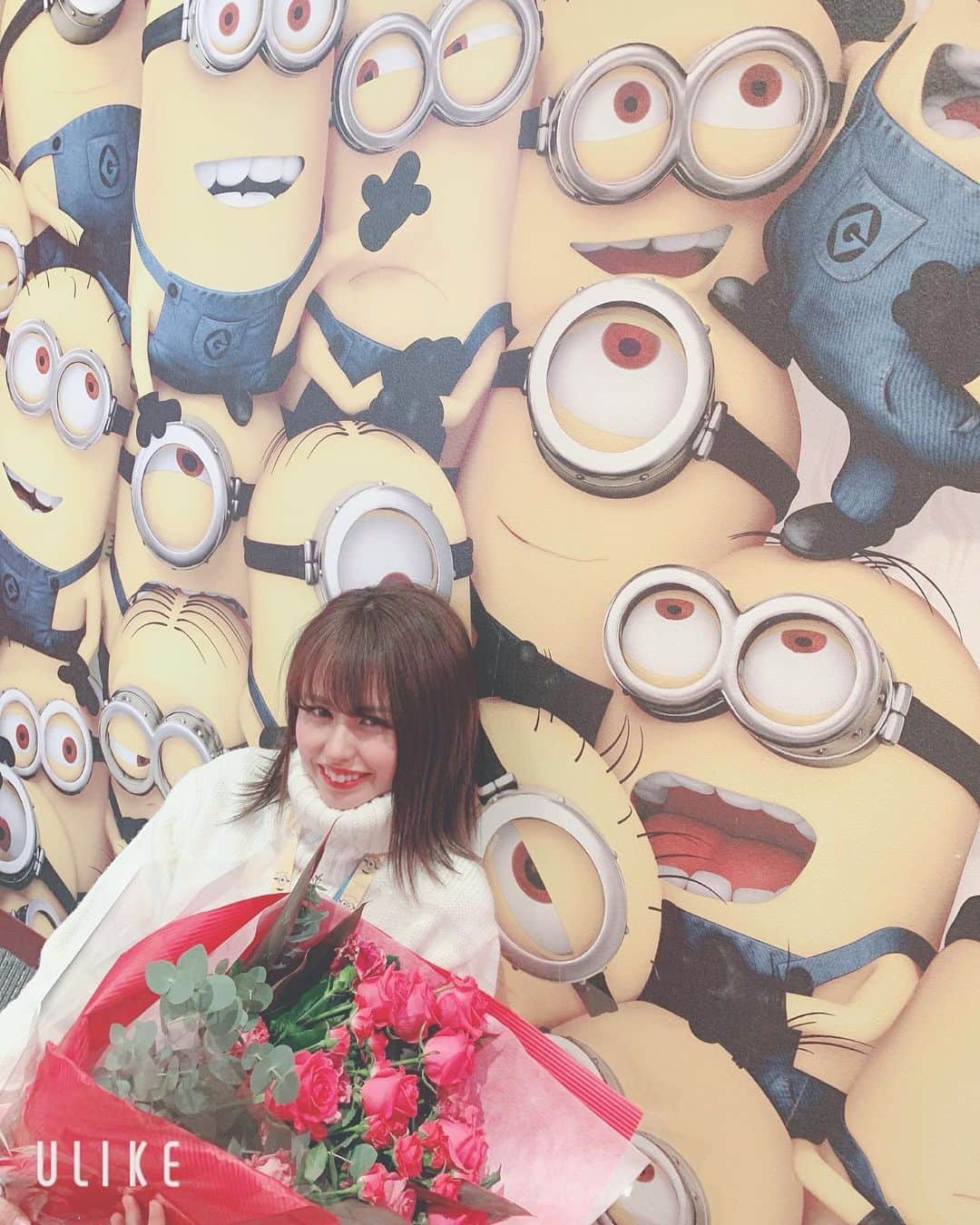 夏樹りえのインスタグラム：「. . 入籍しました💍💏 大好きなミニオンに囲まれながらの プロポーズ、、、🥺💕 婚姻届までミニオンに こだわってくれて🥺 しかも名前いり🥺💓 もう興奮と感動と嬉しさが 止まらなかったよ🥺💕 愛情溢れる笑顔と幸せいっぱいの家庭を 築いていけたらいいなーと思います💓  幸せです🥰💓 . #結婚報告#入籍#憧れの#結婚#happywedding #20代で結婚したい夢を叶えてくれました#すべりこみセーフ#ミニオン#ミニオンルーム#プロポーズ#ロマンティック#な旦那さん#花束綺麗#人妻になっちゃった👰🏻 ❤️」