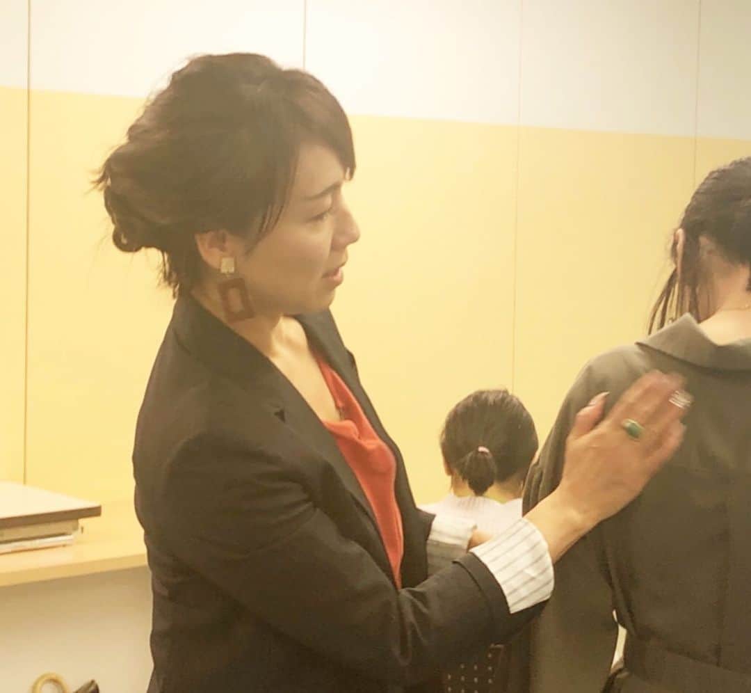小林万希子さんのインスタグラム写真 - (小林万希子Instagram)「昨日は、大阪府 Osakaしごとフィールド様の「おしゃれでかっこいい女性に！オトナ女子のスーツ着こなし講座」に登壇させていただきました。 ・ こちらで登壇するのは、今年に入って4回目。いつもたくさんの方にお集まりいただきありがとうございます🙏💓 ・ 就活セミナーとあって、少しビシバシ系でお伝えしています^ ^笑 ・ 簡易診断は30人〜40人なので秒速！笑 そして、スーツの着こなしは得意分野👍 ・ 今回も満足大満足100%でしたよ！と言っていただきました✨ありがとうございます😊 でも、私が何より嬉しかったのは 「講座を受けて新しい発見がありましたか？」という質問に「はい」と全員が答えてくださってたこと♡ 全体感想の枠に「先生は一生懸命教えてくださってました。」と書いてくださってたこと💦です！ はい！一生懸命でした！😆💪✨ ・ ・ 16日〜30日まで、Osakaしごとフィールド様では「LIFE IS BEAUTIFUL」というイベントをされていて、昨日の「スーツの着こなし講座」がスタートセミナー 月末の30日まで様々な催しや講座をされてます🍀 ・ 帰りにそちらでお配りしている「おからパウダー」をいただきました💕😆👍 ・ 今回から担当してくださった岩崎さんとアシスタントの川口さん✨ ご準備を含め、いろいろとありがとうございました〜👏 またよろしくお願い致します🤲💓 ・ #osakaしごとフィールド  #就活セミナー  #就活スーツ  #LIFE IS BEAUTIFUL #16日〜30日 #スーツ着こなし講座  #秒速診断 #早いです！笑 #よくしゃべりました 💓笑 #皆さん就職  #できたらいいな  #頑張って ☺️🌸」11月17日 11時54分 - macky1218