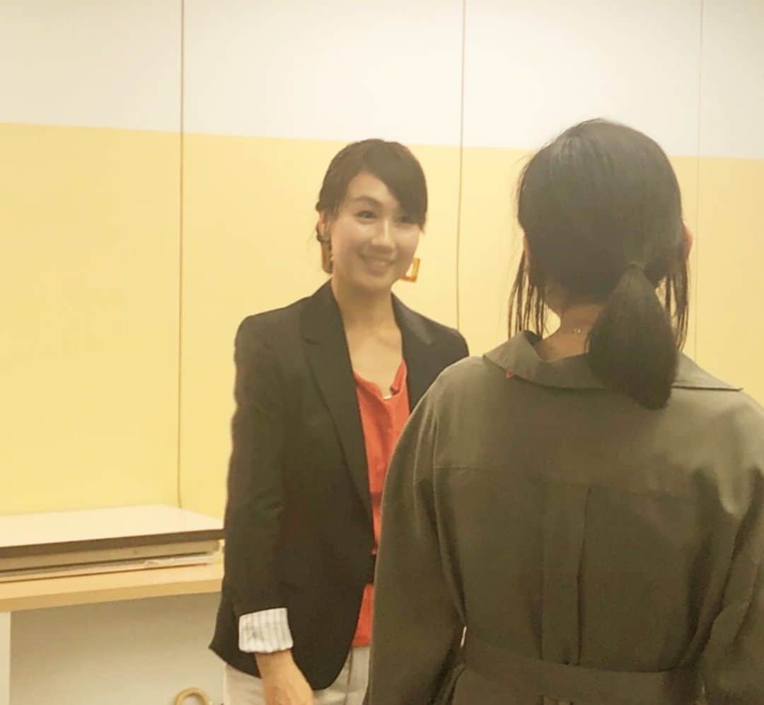 小林万希子さんのインスタグラム写真 - (小林万希子Instagram)「昨日は、大阪府 Osakaしごとフィールド様の「おしゃれでかっこいい女性に！オトナ女子のスーツ着こなし講座」に登壇させていただきました。 ・ こちらで登壇するのは、今年に入って4回目。いつもたくさんの方にお集まりいただきありがとうございます🙏💓 ・ 就活セミナーとあって、少しビシバシ系でお伝えしています^ ^笑 ・ 簡易診断は30人〜40人なので秒速！笑 そして、スーツの着こなしは得意分野👍 ・ 今回も満足大満足100%でしたよ！と言っていただきました✨ありがとうございます😊 でも、私が何より嬉しかったのは 「講座を受けて新しい発見がありましたか？」という質問に「はい」と全員が答えてくださってたこと♡ 全体感想の枠に「先生は一生懸命教えてくださってました。」と書いてくださってたこと💦です！ はい！一生懸命でした！😆💪✨ ・ ・ 16日〜30日まで、Osakaしごとフィールド様では「LIFE IS BEAUTIFUL」というイベントをされていて、昨日の「スーツの着こなし講座」がスタートセミナー 月末の30日まで様々な催しや講座をされてます🍀 ・ 帰りにそちらでお配りしている「おからパウダー」をいただきました💕😆👍 ・ 今回から担当してくださった岩崎さんとアシスタントの川口さん✨ ご準備を含め、いろいろとありがとうございました〜👏 またよろしくお願い致します🤲💓 ・ #osakaしごとフィールド  #就活セミナー  #就活スーツ  #LIFE IS BEAUTIFUL #16日〜30日 #スーツ着こなし講座  #秒速診断 #早いです！笑 #よくしゃべりました 💓笑 #皆さん就職  #できたらいいな  #頑張って ☺️🌸」11月17日 11時54分 - macky1218