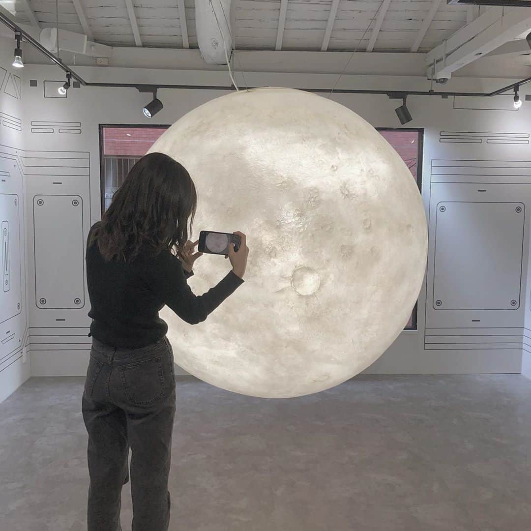 RiLiさんのインスタグラム写真 - (RiLiInstagram)「お月様が目印🌝大阪カフェ【moonkery】💭 ..... 大阪の南堀江に最近できたカフェ【moonkery（ムーンケリー）】は台湾で人気の🇹🇼水出し茶（冷泡茶）が楽しめるお店なの💘4種類の茶葉から選ぶことができるよ🤭💯 透明のボトルパッケージはかわいくて、おしゃれ💭店内にはおっきい満月のオブジェがあるからそこでパシャリ撮るのを忘れずに🌝 大阪にいながら台湾の本格的なお茶が楽しめるよ🐻💘ぜひ味わってみてね🧚♀✨ ❣ ❣ ❣ ❣ ❣ サイトやSNSで掲載させていただくお写真募集中😘📸 かわいいコーデやアイテム、注目スポットなどが撮れたら、ハッシュタグ→#rili_tokyo  を付けて投稿❗ ． Special Thanks💋 Photo by @y_m17.10 @momo19870209 @__non_nongram__ @8.4tn @mashii_1205 @ino_kozu @snoalice0615 @y_m17.10 @mrys_iviii @hanon_dayo ． #冬 #moonkery #ムーンケリー #大阪 #大阪カフェ #台湾茶 #中国茶 #南堀江カフェ #ボトルカフェ #ボトルドリンク #水出し茶  #くすみカラーコーデ #消えそうな色コーデ  #ブラウンコーデ #ベージュコーデ  #ワントーンコーデ #シンプルコーデ  #カジュアルコーデ #ガーリーコーデ #置き画 #置き画くら部 #今日のコーデ #コーディネート #RiLi  #おしゃれさんと繋がりたい #お洒落さんと繋がりたい #ファッション #패션스타그램 #ootd」11月17日 12時01分 - rili.tokyo