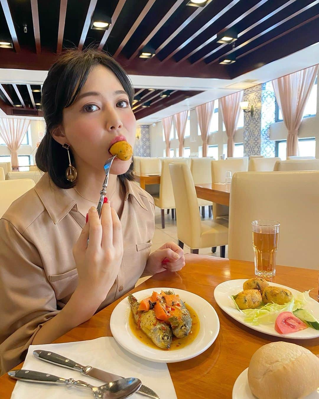 石井里奈さんのインスタグラム写真 - (石井里奈Instagram)「こんにちは👒 . 今日はお昼もマカオ編💕 タイパヴィレッジを街歩き🚶‍♀️🐾 . ノスタルジックな雰囲気に包まれた食と歴史の街なの💕 . タイパハウスミュージアムに行こうと思ったらその日だけ入れなくて笑、近くにあったmacau 520というインスタ映えスポットがたくさんあるカフェで写真撮って遊んでたよ💕 . カフェのお兄さんから教えてもらったんだけど、520って中国ではi love youって意味みたい😳知らなかったぁ〜🤔🐾 . 現地の人と話したりするといろいろ勉強になります👂ランチも現地のホテルマンにお勧めしてもらったdumboというお店でマカオ料理を🇲🇴 タラのコロッケ美味しかった〜❤️ . また更新します✨✨ dress... @mystrada_official . @makao_japan #マカオ #アンバサダー #楽しさがとまらないマカオ #マカオ旅行 #澳門 #macau #マカオ観光 #海外旅行 #旅行好き #タビジョ #マカオグルメ #マカオ料理 #グルメ旅 #グルメ女子 #taipavillage #taipa #インスタ映え #インスタ映えスポット #羽 #天使の羽 #wings #520 #iloveyou #インスタ映えスイーツ #ポルトガル #中国 #china #chinese #りなまるグルメ #りなまるコーデ」11月17日 12時01分 - ri7tin1025