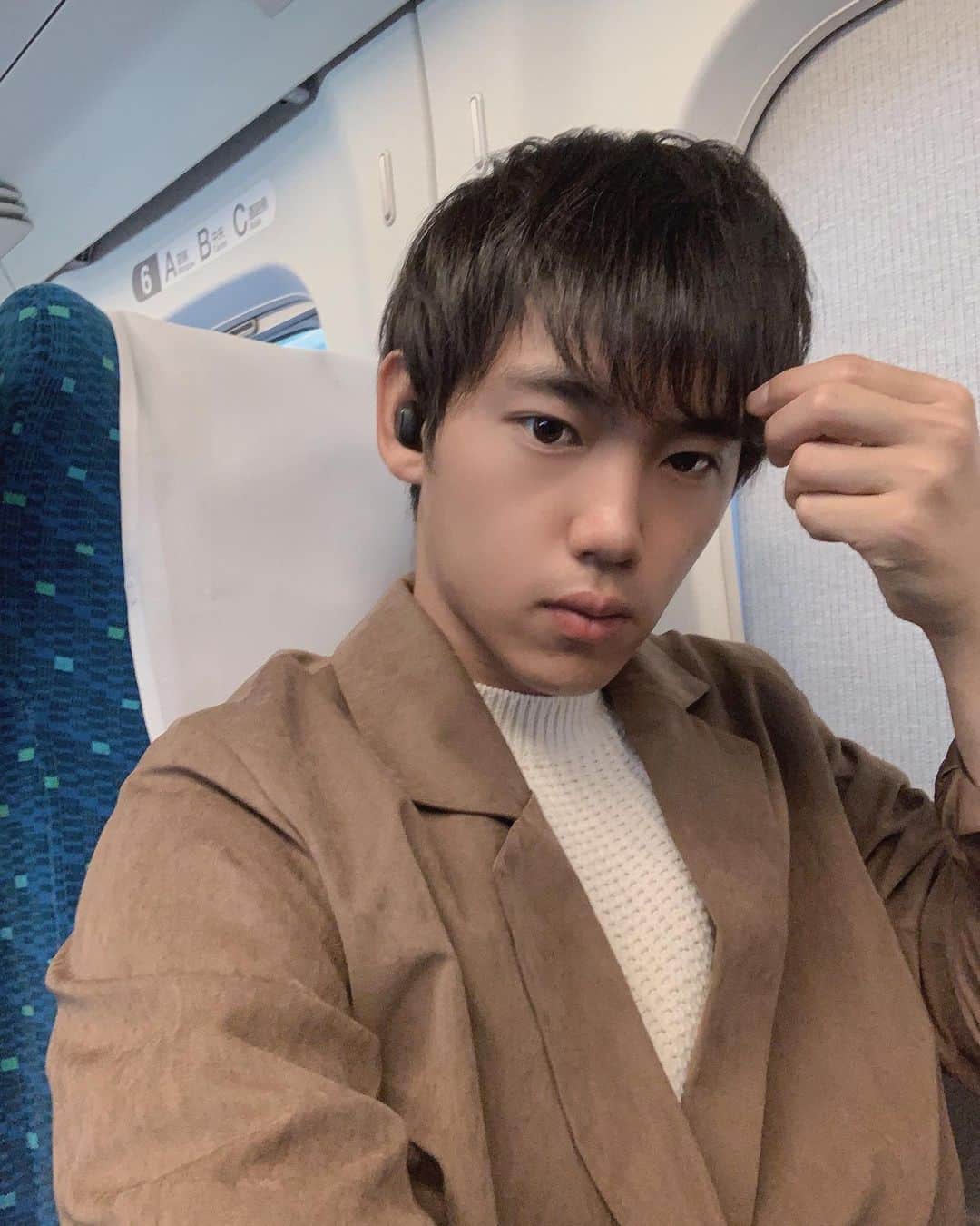 のインスタグラム：「新幹線で移動中 前髪が気になる ・ #新幹線 #shinkansen #train #電車 #役者 #俳優 #モデル #actor #model #自撮り #japan #tokyo #日本 #東京 #instagood #instalike #photography #東京カメラ部 #instagramjapan #japancameraclub #team_jp_ #photooftheday #ootd #ポートレート #portrait」
