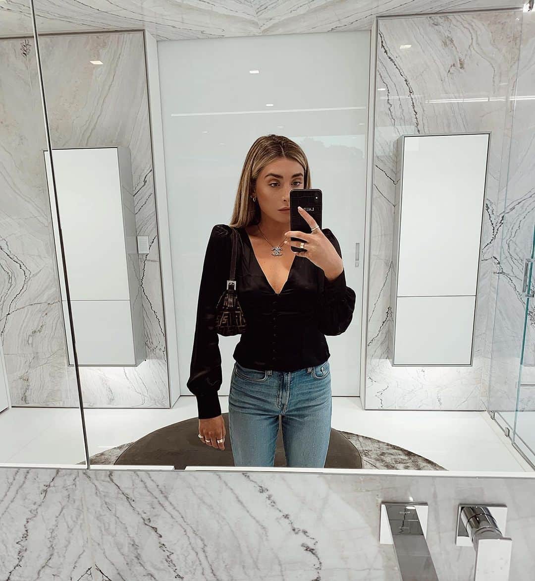 Lauren Elizabethのインスタグラム：「Imagine if this was my new usual mirror pic spot 🤯 back to neutral for tonight with @vitalproteins & @thealtmanbrothers 🖤#lightscameracollagen #laurelway #ad」