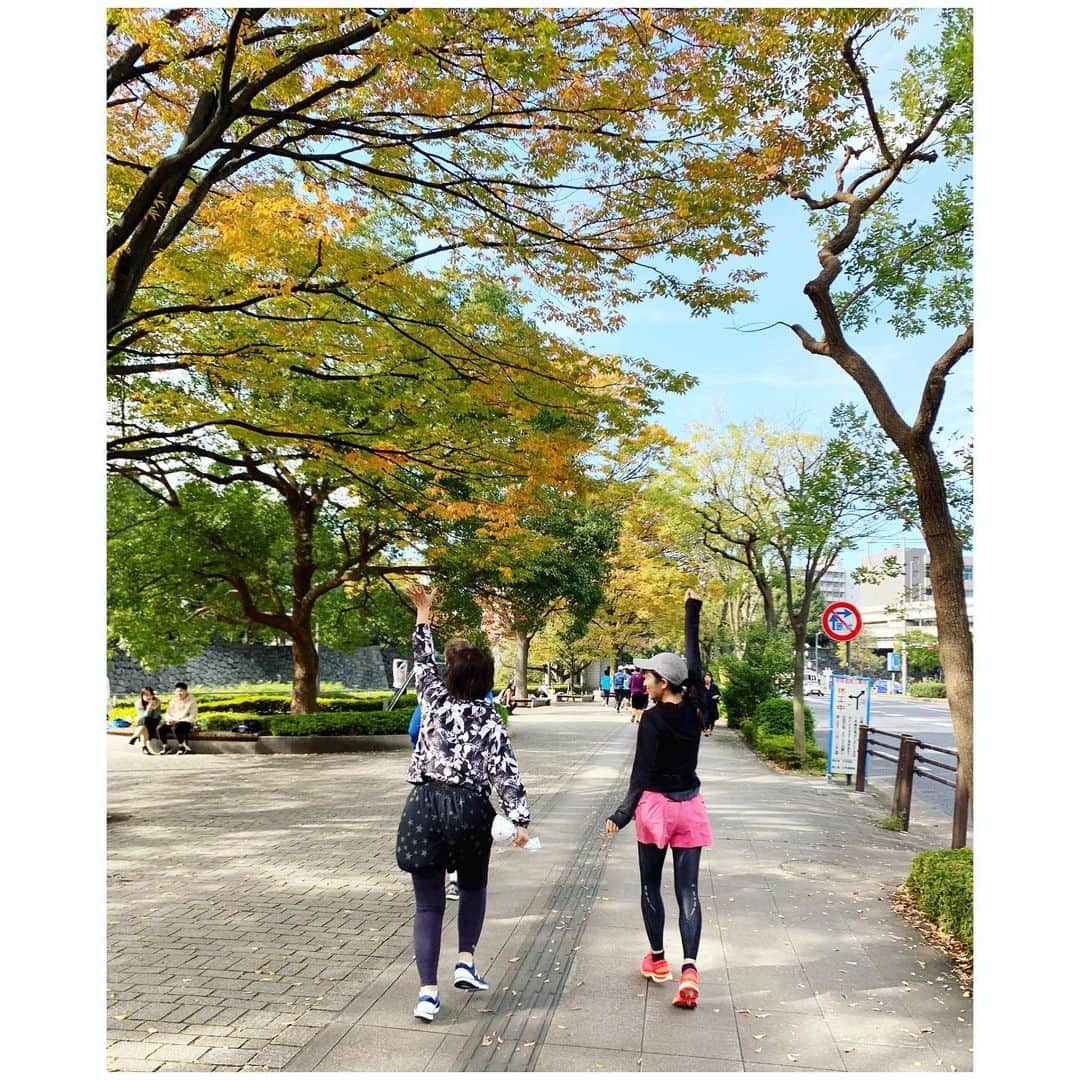 三倉茉奈さんのインスタグラム写真 - (三倉茉奈Instagram)「エミコさんと皇居ラン☺︎ いつも夜に走ることが多かったけど、初めて午前中に！ あちこち紅葉🍁してて、天気も良くて…気持ち良かったーー 日曜日だからなのか、走ってる人めっちゃ多かった！ #皇居ラン #エミコマラソン部 #川村エミコ さん #running」11月17日 12時05分 - mana_mikura_official