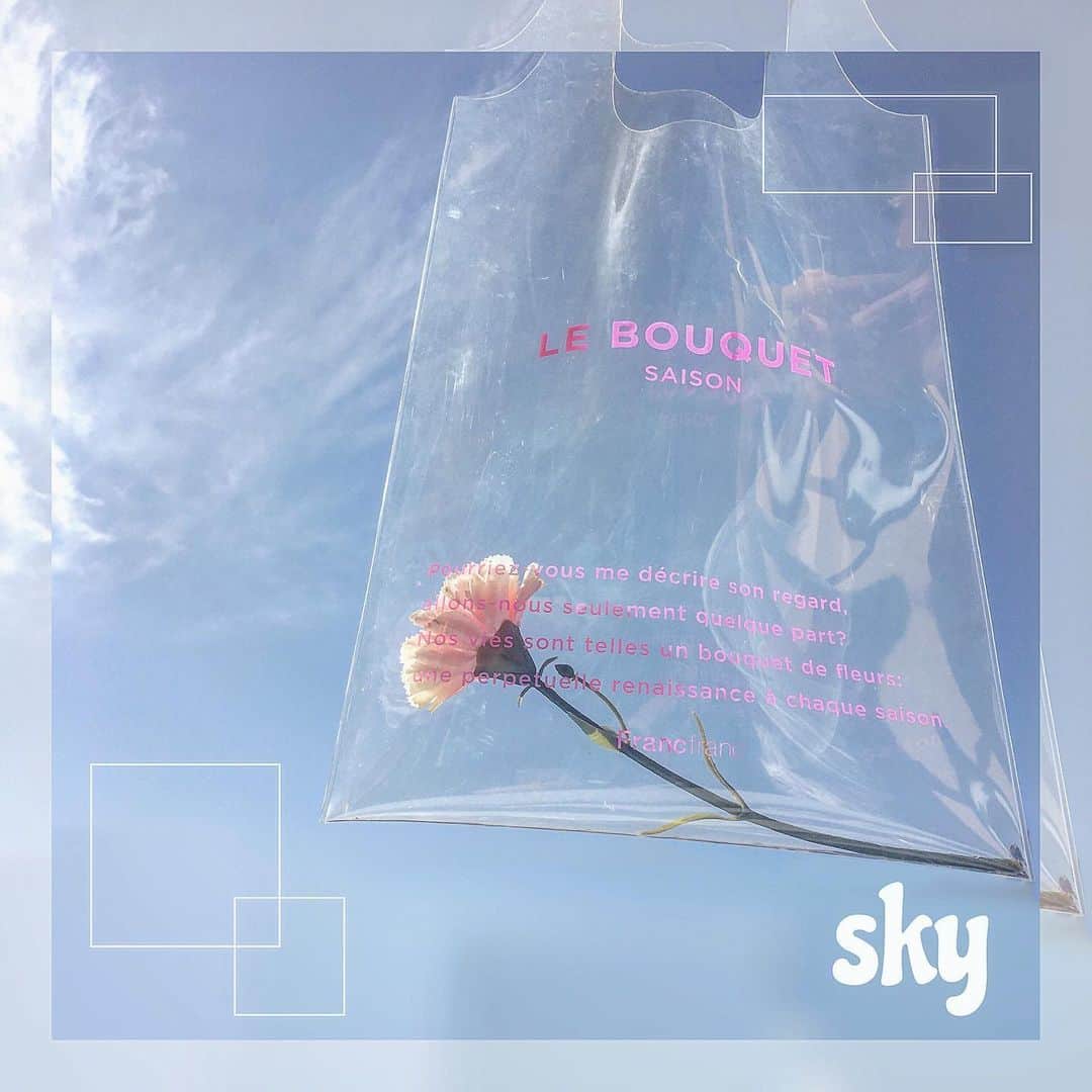 柳澤ゆいのインスタグラム：「・ 今日撮ったの〜！！ 袋とカーネーション？の組み合わせ良き✊🏻💙 skyの自体ほんとお気に入り..🍒 ・ ・ ・ #手書き加工#sky#空#加工画#過去pick」