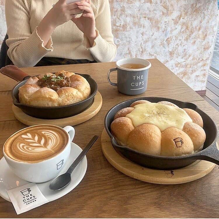 PATRA magazineさんのインスタグラム写真 - (PATRA magazineInstagram)「11/16❤︎「チーズが溢れる絶品スキレットパン😋」⠀ .⠀ 名古屋の” @the_cups_harbor_cafe ”で食べられる”スキレットパン”。⠀ ⠀ 特に”スキレットパン チーズフォンデュ”は一度は食べて欲しい一品🧀⠀ 可愛らしい丸いフォルムと、溢れるチーズに驚くこと間違いなし😋⠀ ⠀ チーズフォンデュ以外には”チリチーズチキン”と”ポテト&ミートソース”があるよ！⠀ ⠀ カヌレやタルト、デザートドリンクも豊富だから、ブレイクタイムとしてもオススメ♪⠀ ⠀ .⠀ .⠀ Thank you 🌹 ⠀ @_____2o.c⠀ ⠀ .⠀ .⠀ 今女の子の中で流行っているコトやITEMがあればPATRAをタグ付けして教えてね❤︎⠀ 皆さんのすてきな投稿をぜひ紹介させてください！⠀ .⠀ .⠀ #PATRA #名古屋 #名古屋カフェ #熱田 #thecups #thecupsharborcafe #ちぎりパン #スキレットパン #スキレットパンチーズフォンデュ #チーズフォンデュ#チーズ #パン #カフェご飯  #カフェ活 #カフェ好き #スイーツ好きな人と繋がりたい #カフェ好きな人と繋がりたい #カフェ巡り #cafe巡り ⠀」11月17日 12時16分 - patra__jp