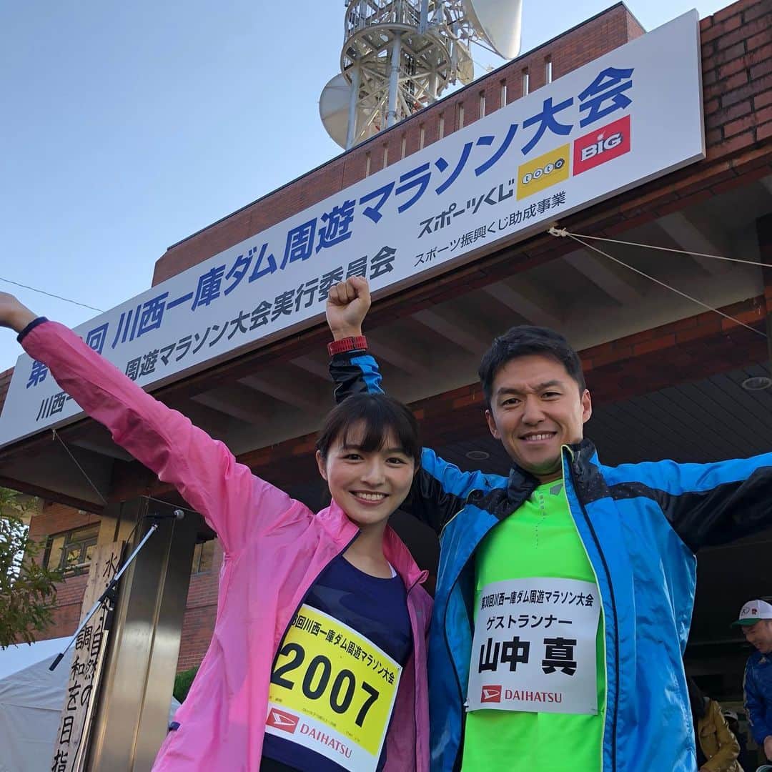 山中真さんのインスタグラム写真 - (山中真Instagram)「今年もゲストランナーとして　 呼んで頂きました、 川西一庫ダム周遊マラソン♪  快晴の中、 気持ち良く走ってきました！  手元の時計で 10km38分59秒。  そして 大阪マラソンにチャレンジする 新人の清水麻耶アナウンサーも 頑張りましたよー。  その様子は金曜の ちちんぷいぷいで！  #mbs #ちちんぷいぷい #川西一庫ダム周遊マラソン #来年こそトライアスロン #山中真」11月17日 12時19分 - makorine1120