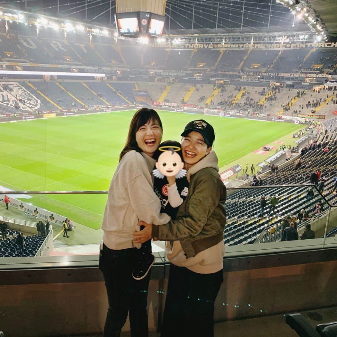 猪鼻ちひろのインスタグラム：「⚽️👼🏻🇩🇪﻿ ありさたちに逢いにドイツへ。﻿ お迎えに来てくれた瞬間に泣きそうになって、 お互いムービーと写真撮ってて遠距離恋愛みたいで。﻿笑  兎にも角にも長谷部家のみなさまに本当にお世話になりすぎて長谷部家に育てられたいと何度も思いました←え。﻿ ﻿ お家でごはん食べたり、一緒にお買い物したり、のんびりお散歩したり、暮らすみたいに過ごせる幸せを感じた😭✨﻿ ﻿ ヨーロッパで観た初めての試合が @makoto_hasebe_official 出場してるブンデスリーガだなんて、贅沢がすぎるよなぁ。﻿ ヨーロッパのサポーターの熱に圧倒されたし、ただその場に居るだけで楽しい感覚も初めてで、かっこよくて何度も鳥肌がたった🕊﻿ Danke schön 🇩🇪﻿ ﻿ #佐藤ありさ #天使 #会いたかった #愛してるぜっ﻿ #おチビにたぶん同い年だと思われてる #ちひろトリップ﻿ #ちひろtripドイツ﻿ #ちひろtripヨーロッパ ﻿」