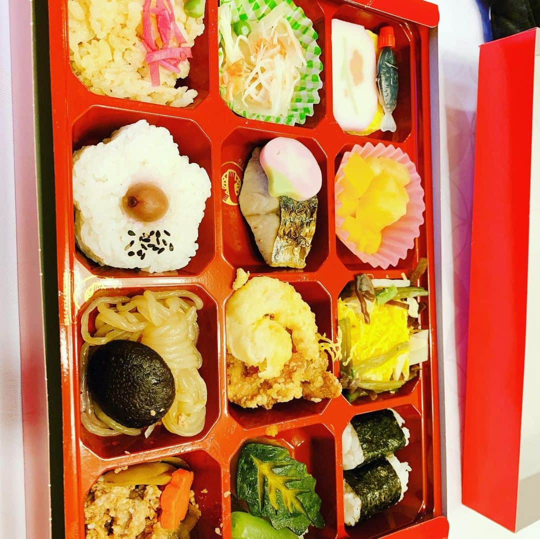 HIROさんのインスタグラム写真 - (HIROInstagram)「今日の楽屋弁当♪(๑ᴖ◡ᴖ๑)♪ #楽屋弁当 #弁当 #楽屋 #大阪」11月17日 12時29分 - hiro19770420