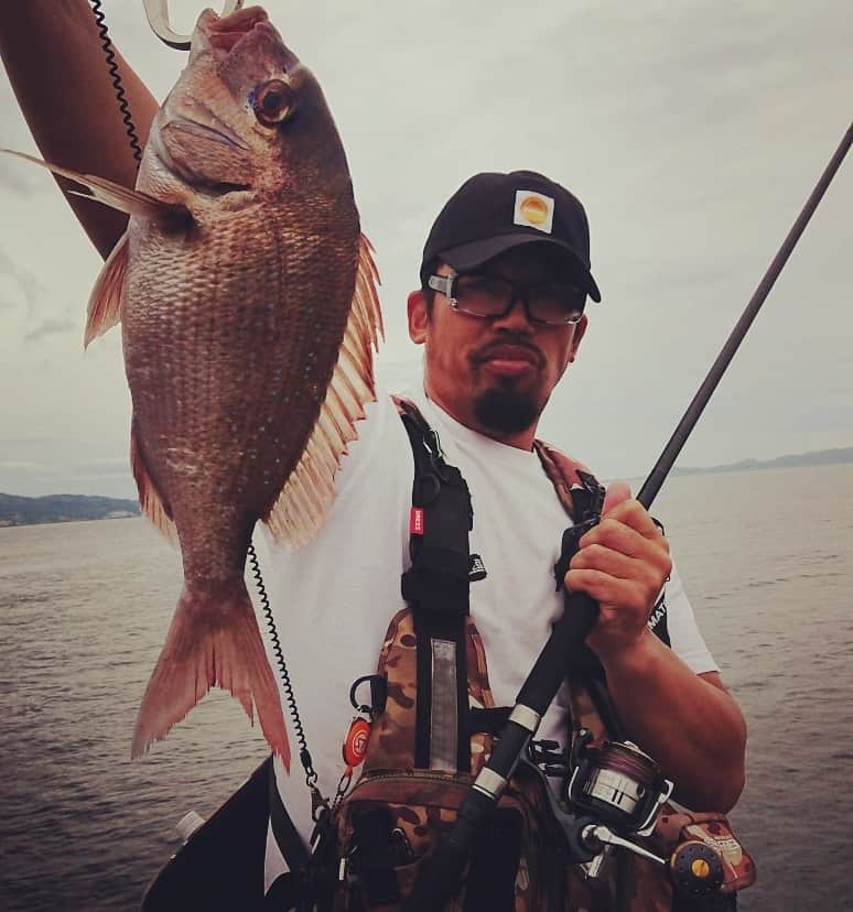 のインスタグラム：「夏のショア真鯛。  この夏は真鯛トップといい、たくさん鯛が釣れました。  縁起がいいな～⤴️ #武蔵  #釣り  #ショア  #ショア真鯛  #真鯛  #fishing  #snapper  #shore  #shorefishing  #nofishingnolife」