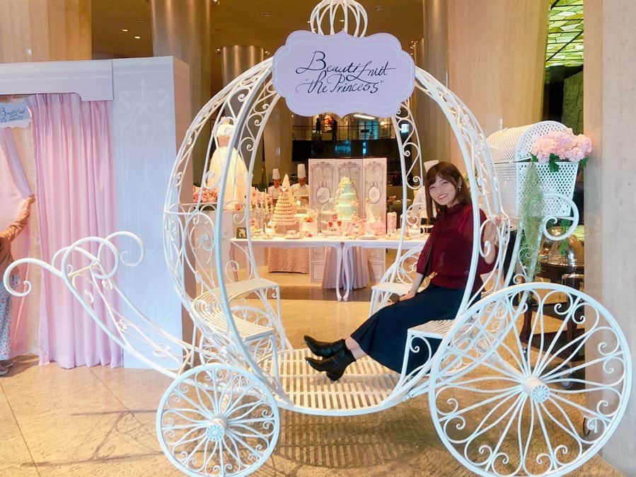 のインスタグラム：「♡ 【韓国】 この前日本から遊びにきた友達2人がグランドウォーカーヒルに泊まっていたので行ってきました😆✨ ウォーカーヒルはカジノがついてるため、カジノを楽しみたい方はこちらに泊まる方が多いです♪ あと行くたびに結婚式やってる気がします😆💕 ♡ #グランドウォーカーヒルソウル  #グランドウォーカーヒルホテル #ソウル #韓国 #韓国旅行 #그랜드워커힐서울」