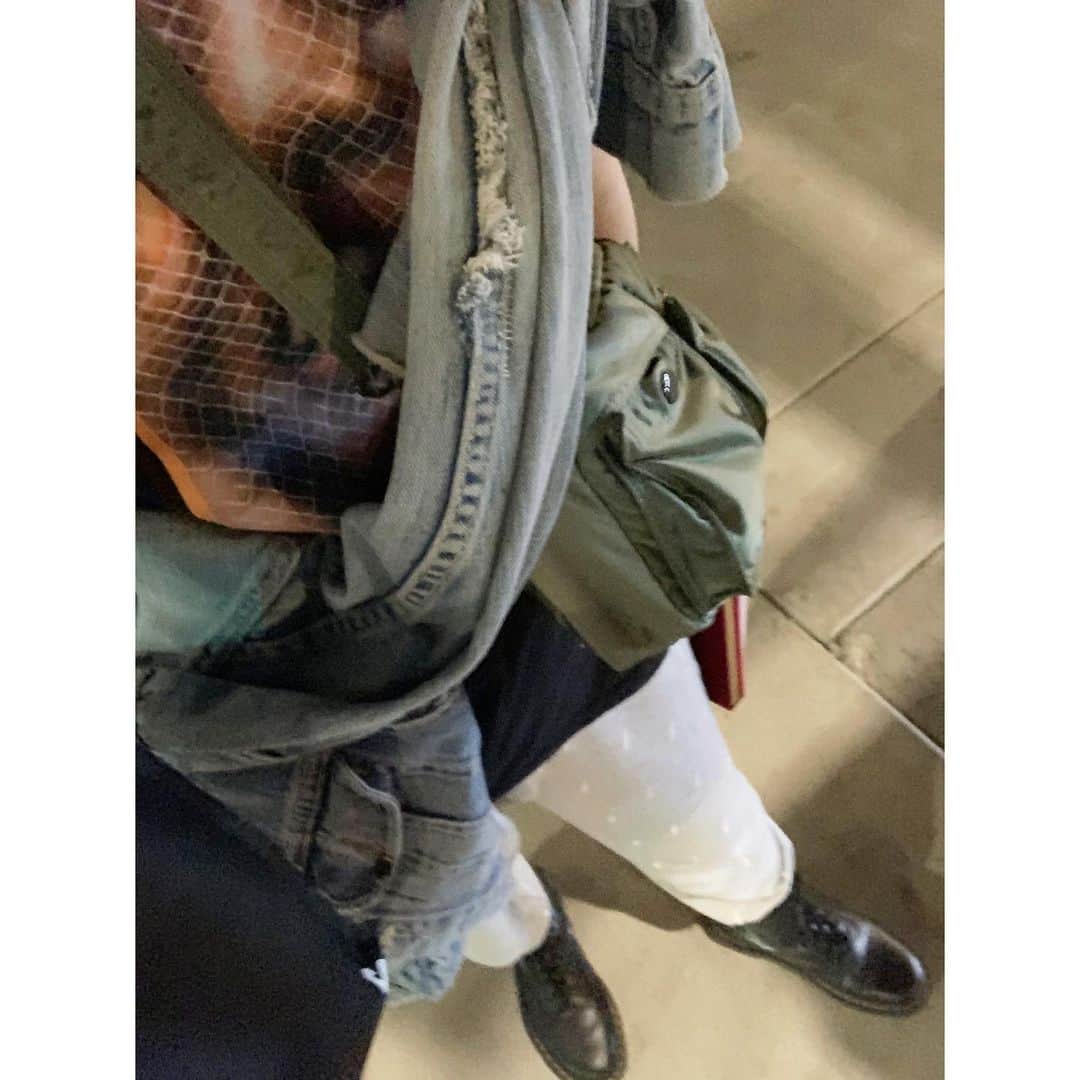 佐藤優津季のインスタグラム：「ちょっとそこまで~🌭﻿ それにしても大体の人パジャマみたいな格好(失礼)しててそれが堪らなくかわいい❤️﻿ (明日は人に会うので全身の写真撮ってもらう😂) #lovebygap かわいい！」