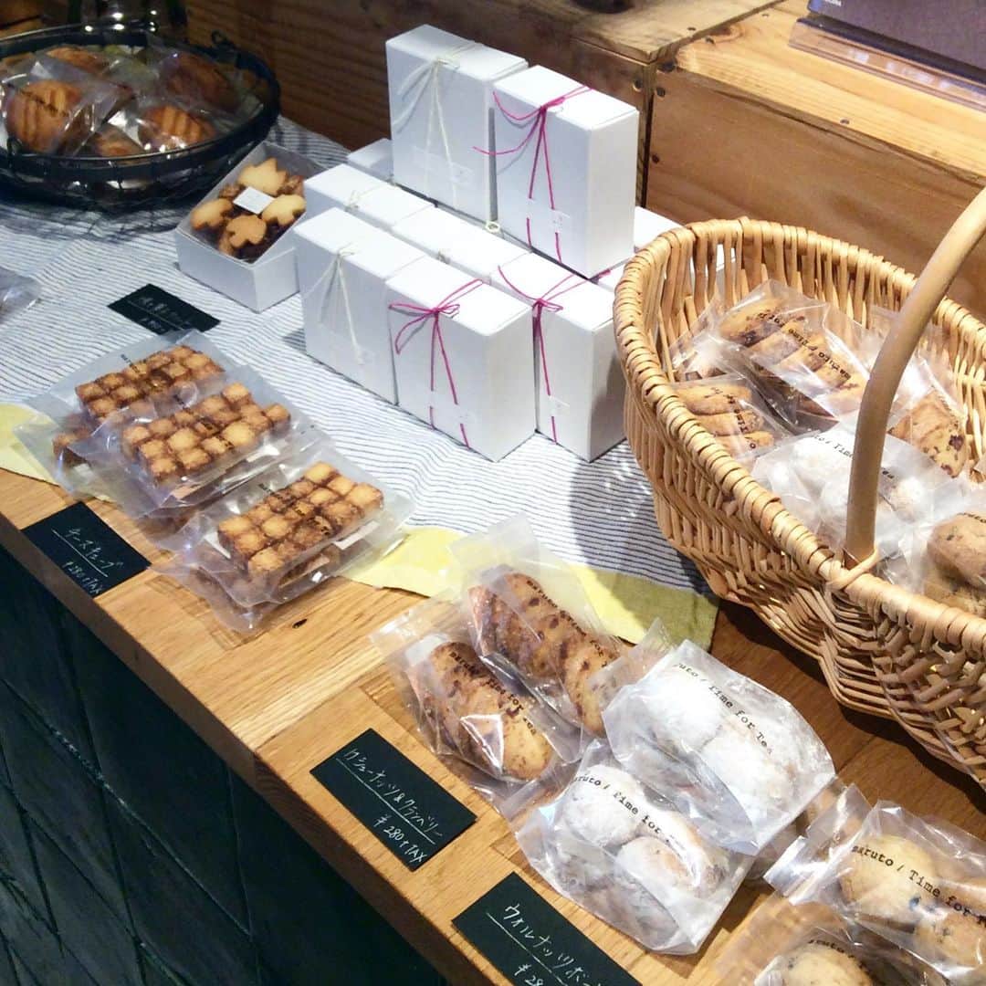 のインスタグラム：「＜MARKET-Kyoto＞ 本日京都店には、東京吉祥寺よりmarutoさん( @maruto_s )の焼菓子が届きました！ . チーズキューブやカカオボールなど、冬の寒さを感じ始めた今の季節にぴったりの焼き菓子が並びましたよ。見た目も可愛いアソートボックスは、季節のお裾分けにちょっとしたギフトとしてもオススメです。 . ご来店お待ちしております。 . #todaysspecial #トゥディズスペシャル #京都バル #kyotobal #焼き菓子 #maruto」
