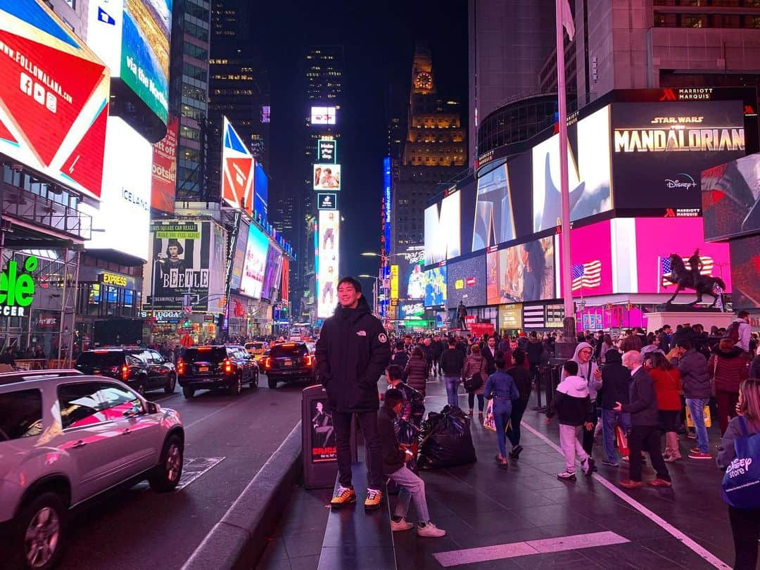 乙黒圭祐のインスタグラム：「23歳の誕生日をニューヨークで迎える事ができました。23歳、飛躍の年となるよう頑張りますので応援よろしくお願いします📣#1116#timessquare#newyork #タイムズスクエア#ニューヨーク」