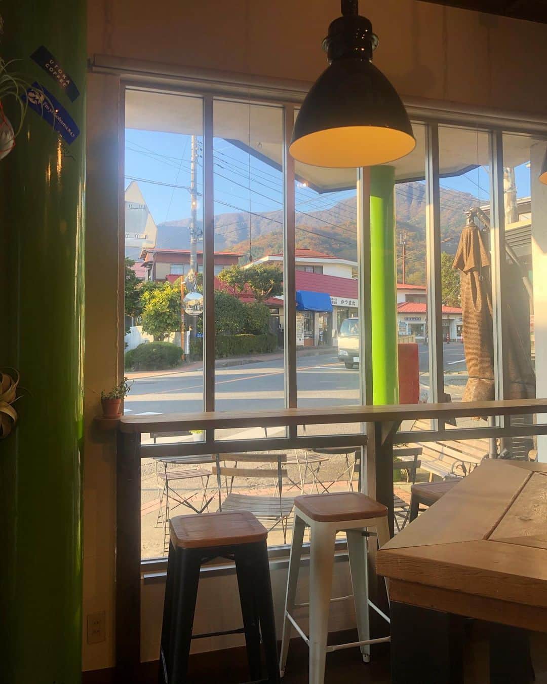 倉園由菜さんのインスタグラム写真 - (倉園由菜Instagram)「.﻿ ﻿ この前日帰り箱根に行ってきました。﻿ ﻿ ﻿ いつもと違う場所に行こうってなって﻿ （↑結構箱根行く）﻿ ﻿ ここのカフェをお目当てに仙石原へ。﻿ #ウトカコーヒー﻿ ﻿ スペシャリティコーヒーの豆選べるし、﻿ 店内もテイクアウトカップもかわいかった！﻿ ﻿ ﻿ ﻿ #utokacoffee  #仙石原カフェ #仙石原 #箱根カフェ #スペシャリティコーヒー #日帰り箱根 #箱根 #日帰り女子旅 #カフェ部 #カフェ巡り」11月17日 13時07分 - yuna_kurazono
