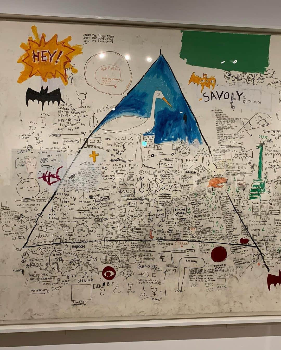 日下裕江さんのインスタグラム写真 - (日下裕江Instagram)「Jean Michel Basquiat Made in Japan  いま明かされる 日本とバスキアの絆  行って良かった！ パリやには無かった、日本との絆があったプライベート作品や、映像があり、観て良かった✨  1980年代のアートシーンに、彗星のごとく現れたジャン＝ミシェル・バスキア。わずか10年の活動期間に、新たな具象表現的な要素を採り入れた3,000点を超すドローイングと1,000点以上の絵画作品を残しました。その作品は、彼自身の短い人生を物語るかのように、非常に強烈なエネルギーであふれているだけでなく、20世紀のモダニズム美術の流れを踏まえ、ジャズやヒップホップ、アフリカの民俗や人種問題など、黒人画家ならではの主題を扱っています。そのため、没後ますます名声が上昇し、今や20世紀美術最大の巨匠の一人として確固たる地位を占めるにいたりました。 バスキアは、今日までアートやファッション、カルチャーに大きな影響力を及ぼし、近年でもロンドンやパリをはじめ、欧米の著名な美術館で相次いで展覧会が開催されています。 バスキアは、「Yen」のようにバブル景気を迎えていた80年代の日本の世相を反映したモチーフや、ひらがなを作品に取り入れ、度々来日して6回の個展や10のグループ展を開催しました。本展では、バスキア研究の世界的権威ディーター・ブッフハート氏が、こうしたバスキアと日本との多方面にわたる絆、そして日本の豊かな歴史や文化がその創作に及ぼした知られざる影響を明らかにします。世界各地から集めた約130点の絵画やオブジェ、ドローイングで構成された、日本オリジナルで、日本初となる本格的な展覧会です。  1960年、米国ニューヨーク・ブルックリン生まれ。父はハイチ人で母はプエルトリコ出身。1977～79年、マンハッタンのストリートでアル・ディアスとSAMO©の名で手掛けた詩的なグラフィティで名を馳せる。1980年、伝説的なグループ展「タイムズ・スクエア・ショウ」で絵画作品を初めて展示。1981年には「ニューヨーク／ニューウェーブ」展に参加。同年、ガレリア・エミリオ・マッツォーリ（イタリア／モデナ）で自身初の個展を開き、翌年には、アメリカで初となる個展をアニナ・ノセイ・ギャラリー（ニューヨーク）で開催、評価を確立し、経済的成功を収めた。1982年には最年少で国際美術展「ドクメンタ7」、1983年に現代美術の特別展「ホイットニー・バイエニアル」参加。アンディ・ウォーホル、キース・ヘリングなど当時を象徴するアーティストと交流を深め、80年代のニューヨーク・ダウンタウンのアートシーンで旋風を巻き起こしたが、わずか27歳で悲劇的な死を遂げた。  #JeanMichelBasquiat #basquiat #basquiatmadeinjapan #バスキア展 #バスキア #バスキア展メイドインジャパン #zozotown #zozo前澤」11月17日 4時16分 - hiroe___h