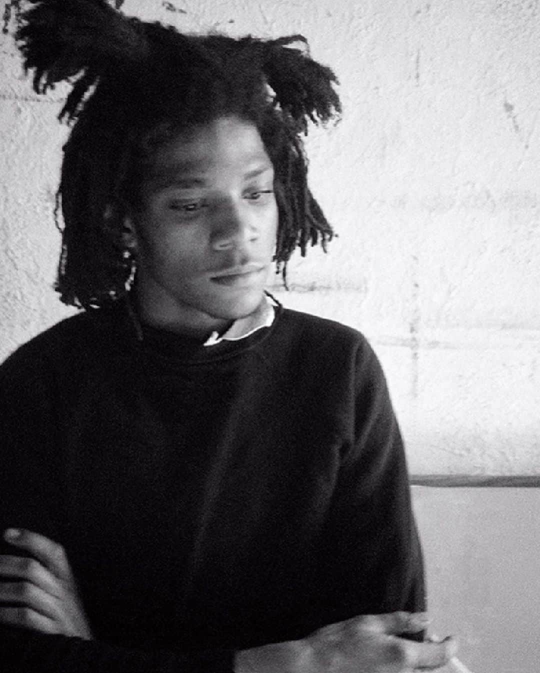 日下裕江さんのインスタグラム写真 - (日下裕江Instagram)「Jean Michel Basquiat Made in Japan  いま明かされる 日本とバスキアの絆  行って良かった！ パリやには無かった、日本との絆があったプライベート作品や、映像があり、観て良かった✨  1980年代のアートシーンに、彗星のごとく現れたジャン＝ミシェル・バスキア。わずか10年の活動期間に、新たな具象表現的な要素を採り入れた3,000点を超すドローイングと1,000点以上の絵画作品を残しました。その作品は、彼自身の短い人生を物語るかのように、非常に強烈なエネルギーであふれているだけでなく、20世紀のモダニズム美術の流れを踏まえ、ジャズやヒップホップ、アフリカの民俗や人種問題など、黒人画家ならではの主題を扱っています。そのため、没後ますます名声が上昇し、今や20世紀美術最大の巨匠の一人として確固たる地位を占めるにいたりました。 バスキアは、今日までアートやファッション、カルチャーに大きな影響力を及ぼし、近年でもロンドンやパリをはじめ、欧米の著名な美術館で相次いで展覧会が開催されています。 バスキアは、「Yen」のようにバブル景気を迎えていた80年代の日本の世相を反映したモチーフや、ひらがなを作品に取り入れ、度々来日して6回の個展や10のグループ展を開催しました。本展では、バスキア研究の世界的権威ディーター・ブッフハート氏が、こうしたバスキアと日本との多方面にわたる絆、そして日本の豊かな歴史や文化がその創作に及ぼした知られざる影響を明らかにします。世界各地から集めた約130点の絵画やオブジェ、ドローイングで構成された、日本オリジナルで、日本初となる本格的な展覧会です。  1960年、米国ニューヨーク・ブルックリン生まれ。父はハイチ人で母はプエルトリコ出身。1977～79年、マンハッタンのストリートでアル・ディアスとSAMO©の名で手掛けた詩的なグラフィティで名を馳せる。1980年、伝説的なグループ展「タイムズ・スクエア・ショウ」で絵画作品を初めて展示。1981年には「ニューヨーク／ニューウェーブ」展に参加。同年、ガレリア・エミリオ・マッツォーリ（イタリア／モデナ）で自身初の個展を開き、翌年には、アメリカで初となる個展をアニナ・ノセイ・ギャラリー（ニューヨーク）で開催、評価を確立し、経済的成功を収めた。1982年には最年少で国際美術展「ドクメンタ7」、1983年に現代美術の特別展「ホイットニー・バイエニアル」参加。アンディ・ウォーホル、キース・ヘリングなど当時を象徴するアーティストと交流を深め、80年代のニューヨーク・ダウンタウンのアートシーンで旋風を巻き起こしたが、わずか27歳で悲劇的な死を遂げた。  #JeanMichelBasquiat #basquiat #basquiatmadeinjapan #バスキア展 #バスキア #バスキア展メイドインジャパン #zozotown #zozo前澤」11月17日 4時16分 - hiroe___h
