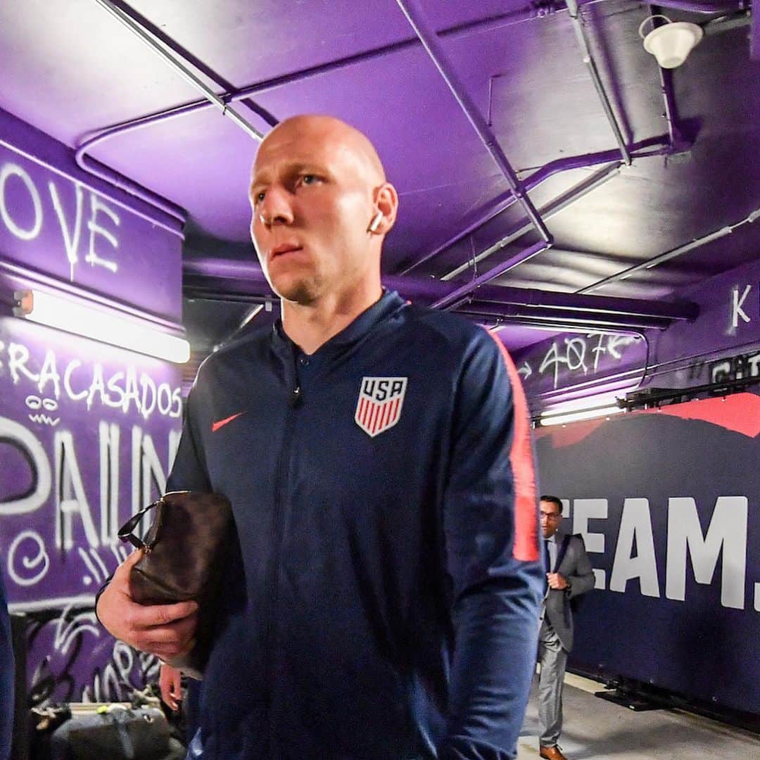 ブラッド・グザンのインスタグラム：「Great win last night that put us in position to finish the job on Tuesday!  Always great seeing @trickybeas especially on a day he fully deserved for all he has done for @ussoccer #legend 🇺🇸🇺🇸🇺🇸」