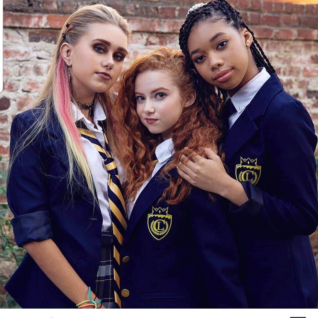 フランチェスカ・カパルディのインスタグラム：「Crown Lake Season 2, December 5th! Miss these girls! 🥰💙😘」