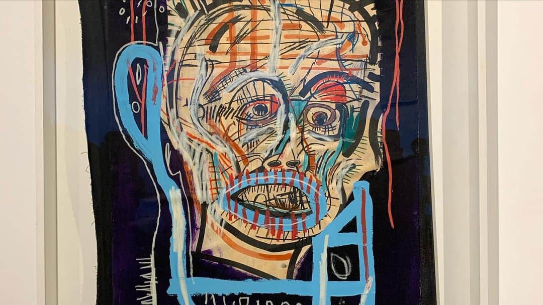 日下裕江さんのインスタグラム写真 - (日下裕江Instagram)「Jean Michel Basquiat Made in Japan!!! , . . パリのバスキア展へ行ったばかりだから、  行こうか、行かまいか、 悩んだけれど、  やっぱり行って良かった❣️ , . . パリや他では展示されていなかったプライベートコレクション作品が沢山あり 日本語音声ガイドもあったし、  バスキアが日本へ訪れて描いた作品などが観れた✨  そして、私の生まれた1982年の年に描かれた作品が沢山あるから、 とても感慨深い✨  ZOZOの前澤氏が落札したこの絵も、私が生まれた年代に描かれた作品✨  自分だったらどの絵を買う？  と思いながら観てたけど、 やっぱり私もこの絵が一番好き❣️ , . 骸骨モチーフの絵が多いバスキア。 私もこの大きく、色濃く、存在感がり、色彩など、力強い魂の叫びみたいなものを感じて、  私もこの絵が一番好きです💓  バブル時代の激しい日本に惹かれて、 日本へ何度もやって来たバスキア。  そこで感じて描かれた絵には、日本の時代を物語ってました✨ 急成長した日本が脅威に思えたんでしょうね…  ひらがなや、Yen、などを取り込んだ絵は引き込まれます｡:ஐ⋆* , . バスキアと日本との多方面にわたる絆、そして日本の豊かな歴史や文化がその創作に及ぼした知られざる影響…  私はそんな時代に生まれたんだな…って。 そんな時代の日本へ来て、バスキアはこんな事を感じたんだな…って。  10年しか生きられなかったバスキア。 その短い人生の中で訴えかけて来た絵画の数々。  バスキア展メイドインジャパンは森アーツセンターギャラリーで今日までですよ❣️ #basquiat #jeanmichelbasquiat #basquiatmadeinjapan #zozo前澤 #zozotown #前澤友作 #バスキア展 #バスキア #バスキア展メイドインジャパン #森アーツセンターギャラリー」11月17日 4時20分 - hiroe___h