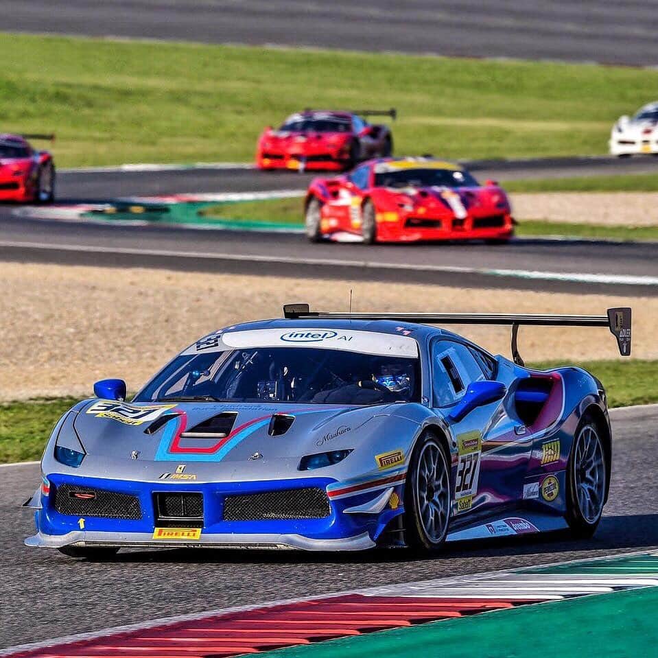 CarsWithoutLimitsさんのインスタグラム写真 - (CarsWithoutLimitsInstagram)「Meet Lisa Clark, top female race car driver here with a goal to inspire women and young girls in following their passion. Follow her @racer.mom #carswithoutlimits #ferrari #488 #488challenge」11月17日 4時32分 - carswithoutlimits