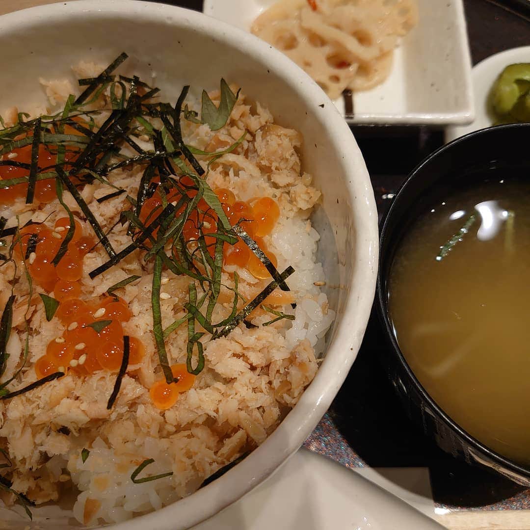 吉岡奈々子さんのインスタグラム写真 - (吉岡奈々子Instagram)「いつかの・・・ #ランチ #お一人様 #鮭といくらの親子丼 #品川」11月17日 4時36分 - nanakoyoshioka
