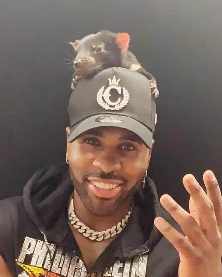 ジェイソン・デルーロのインスタグラム：「You see me and my Dawg #australia #tasmaniandevil @australianreptilepark」