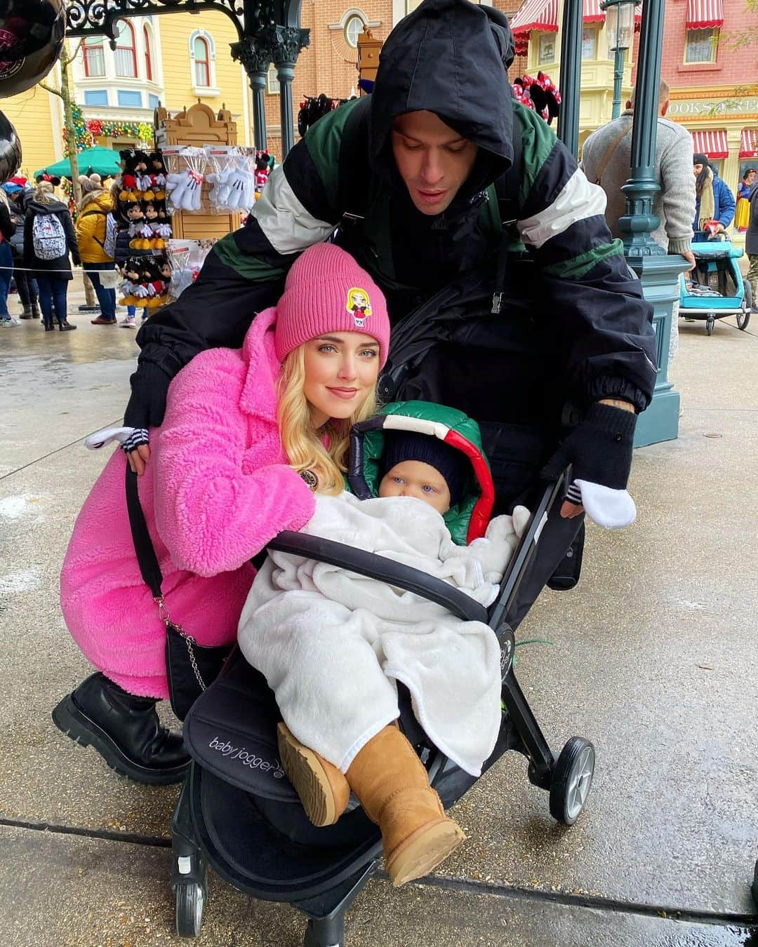 キアラ・フェラーニさんのインスタグラム写真 - (キアラ・フェラーニInstagram)「Another amazing day at @disneylandparis #TheFerragnez #suppliedby #DisneyXmas」11月17日 4時48分 - chiaraferragni