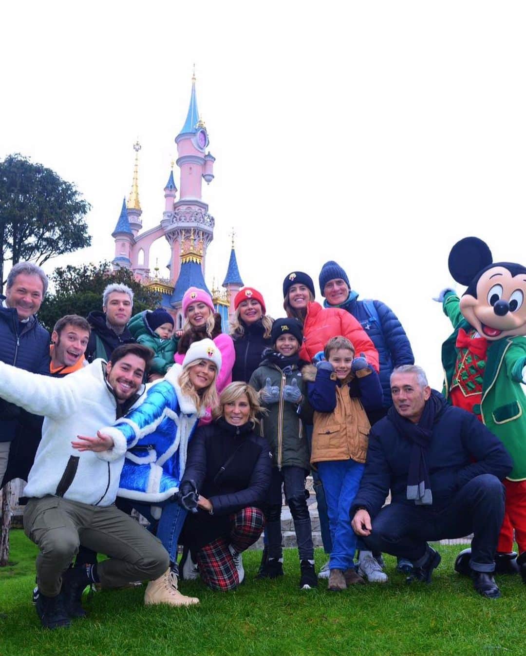 キアラ・フェラーニさんのインスタグラム写真 - (キアラ・フェラーニInstagram)「Another amazing day at @disneylandparis #TheFerragnez #suppliedby #DisneyXmas」11月17日 4時48分 - chiaraferragni