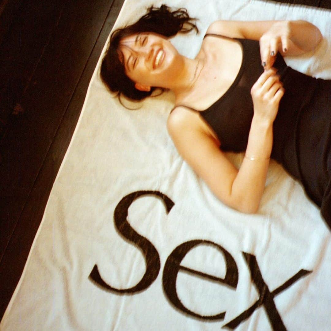 デイジー・ロウさんのインスタグラム写真 - (デイジー・ロウInstagram)「Happy Saturday Night 📸 @ashkingston epic towel @christopherkane @morejoy #SEX ♥️」11月17日 4時49分 - daisylowe