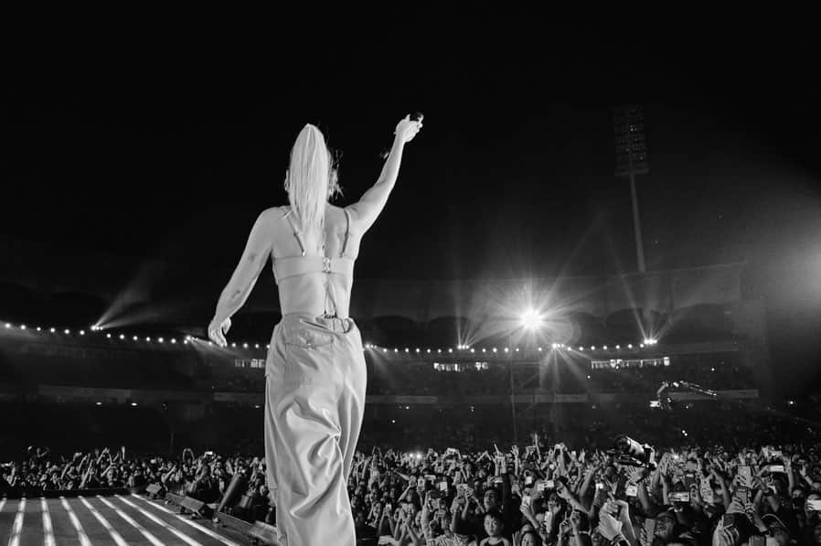 デュア・リパさんのインスタグラム写真 - (デュア・リパInstagram)「16 NOV 19 - Outrageously sweaty show! Mumbai you definitely brought the heat 🔥🔥 loved performing for you tonight alongside @katyperry who had me fizzing with excitement front stage during her set as it took me back to 15 year old me at my first Katy Perry show! Still just the same!! LOVE 💗💗💗 // shot by @pixielevinson」11月17日 4時54分 - dualipa