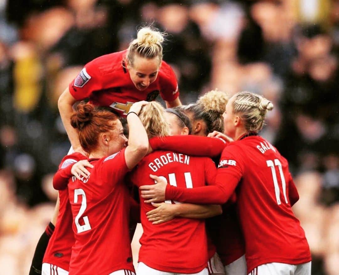 ジャッキー・グローネンのインスタグラム：「Back in London, it’s been a while. ♥️ @manutdwomen」