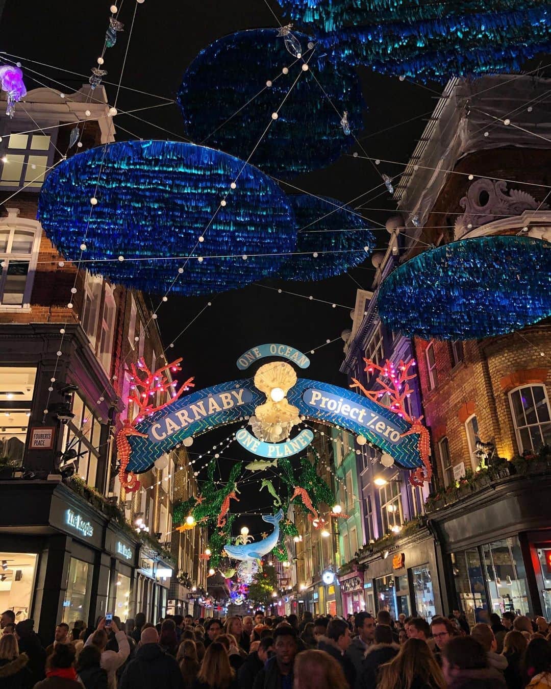 Seyda♥ Travel & Natureのインスタグラム：「That time of the year🤘 Christmas lights already switched on here in #london 💙❤️💜💚 #seydauk」