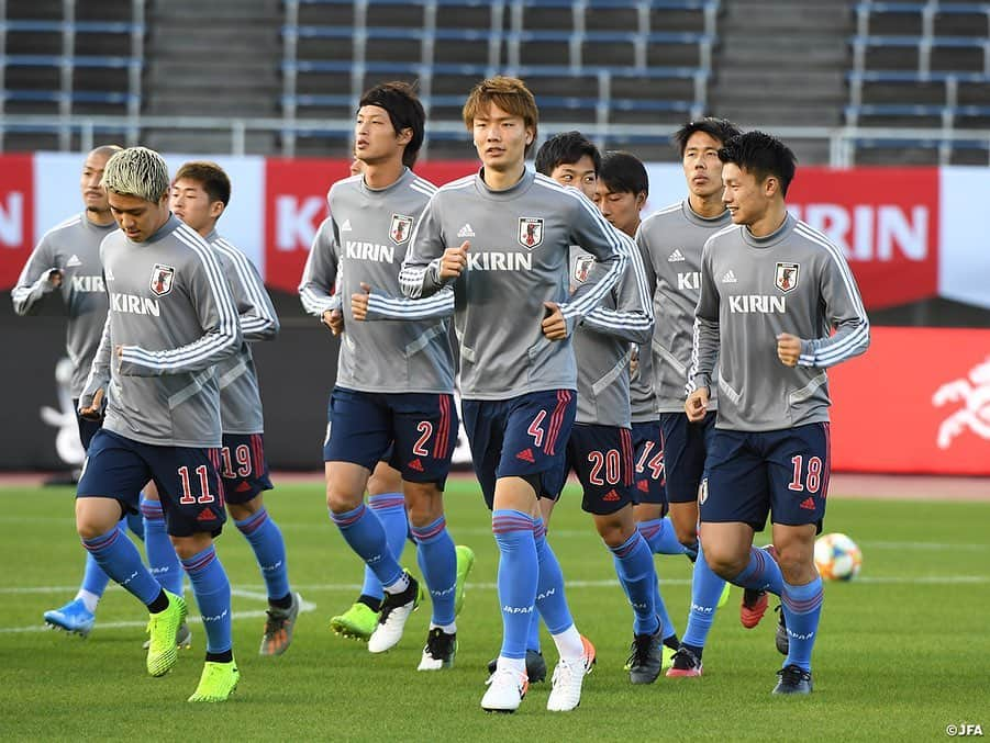 日本サッカー協会さんのインスタグラム写真 - (日本サッカー協会Instagram)「📸東京オリンピックに出場するチームとなる#U22日本代表 の#森保一 監督は11月16日(土)、キリンチャレンジカップ2019 U-22コロンビア代表戦を翌日に控え、広島のエディオンスタジアム広島で公式会見に臨みました。 ・ 森保監督は会見で、今回の試合に向けて「U-22の選手たちとは久しぶりに活動する選手が多いですが、これまでよりも『うまくなったな、強くなったな』、メンタル的にもモチベーションが非常に高いところを明日の試合で見せてほしい」と選手への期待を話しました。 ・ 公式練習の直前には選手たちは先日発表されたばかりの新しいユニフォームを身に纏い、集合写真が撮影されました。 ・ 【当日券発売中！】 🏆キリンチャレンジカップ2019 🇯🇵U-22日本代表 vs U-22コロンビア🇨🇴 📅11/17(日) 12:50KO/10:20開場 📍エディオンスタジアム広島 フジテレビ系列にて全国生中継（一部地域除く） 👉大会情報はJFA.jpへ ・ ℹ️多くのお客様の来場が見込まれるため、開場時間を「10:20(予定)」に変更しました。ご来場の際は、公共交通機関のご利用をお願いします。 ・ #jfa #daihyo #キリチャレの日」11月17日 5時21分 - japanfootballassociation