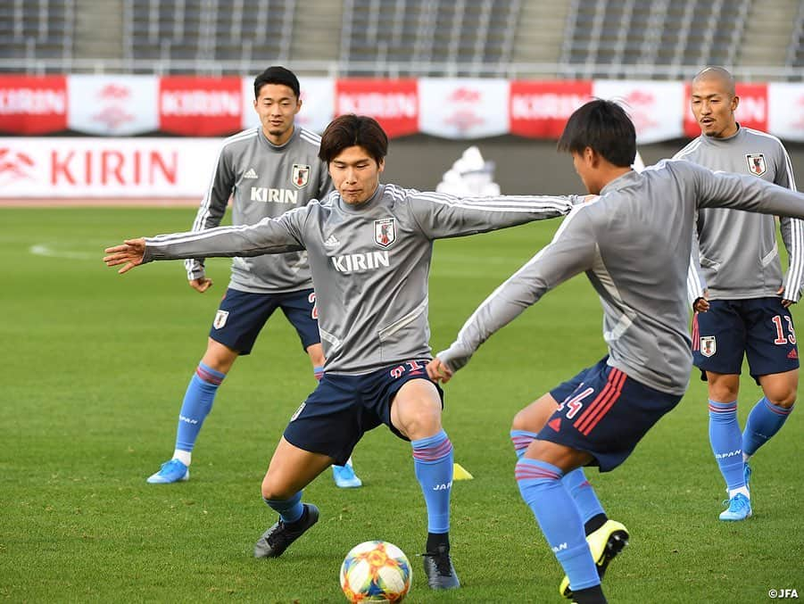 日本サッカー協会さんのインスタグラム写真 - (日本サッカー協会Instagram)「📸東京オリンピックに出場するチームとなる#U22日本代表 の#森保一 監督は11月16日(土)、キリンチャレンジカップ2019 U-22コロンビア代表戦を翌日に控え、広島のエディオンスタジアム広島で公式会見に臨みました。 ・ 森保監督は会見で、今回の試合に向けて「U-22の選手たちとは久しぶりに活動する選手が多いですが、これまでよりも『うまくなったな、強くなったな』、メンタル的にもモチベーションが非常に高いところを明日の試合で見せてほしい」と選手への期待を話しました。 ・ 公式練習の直前には選手たちは先日発表されたばかりの新しいユニフォームを身に纏い、集合写真が撮影されました。 ・ 【当日券発売中！】 🏆キリンチャレンジカップ2019 🇯🇵U-22日本代表 vs U-22コロンビア🇨🇴 📅11/17(日) 12:50KO/10:20開場 📍エディオンスタジアム広島 フジテレビ系列にて全国生中継（一部地域除く） 👉大会情報はJFA.jpへ ・ ℹ️多くのお客様の来場が見込まれるため、開場時間を「10:20(予定)」に変更しました。ご来場の際は、公共交通機関のご利用をお願いします。 ・ #jfa #daihyo #キリチャレの日」11月17日 5時21分 - japanfootballassociation