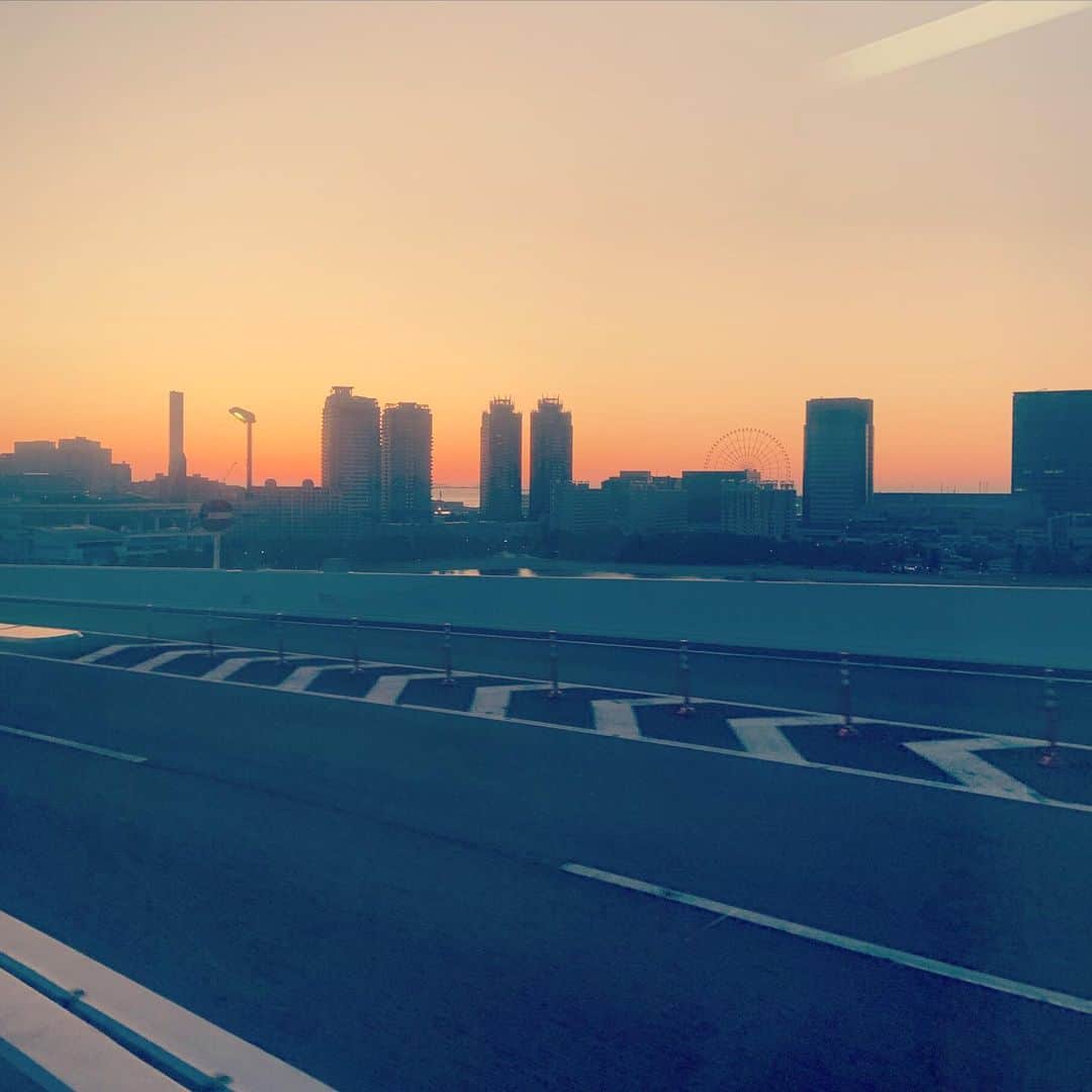 及川奈央さんのインスタグラム写真 - (及川奈央Instagram)「おはようございます。 朝焼けの空が好きです。  本日は香川県にお邪魔しますね ❁ミリオン観音寺店さま 11:00頃~予定 ❁ミリオン宇多津店さま 15:10頃~予定」11月17日 6時13分 - naooikawa