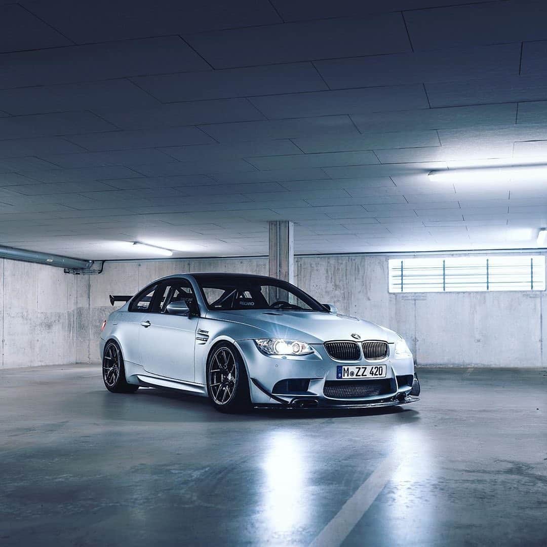 CarsWithoutLimitsさんのインスタグラム写真 - (CarsWithoutLimitsInstagram)「The perfect M3 E92 does exist 😎 Photo @thecarhotel  #carswithoutlimits #bmw #m3 #e92」11月17日 6時28分 - carswithoutlimits