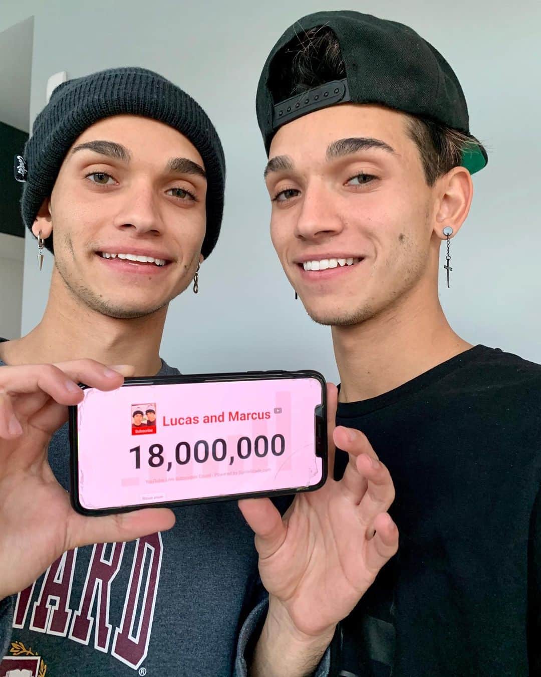 Lucas Dobreのインスタグラム：「18M ON YOUTUBE?!?!?! ARE WE DREAMING? Thank you so much for everything and supporting us! We love y’all so much 💪🏼❤️ We have the best supporters」