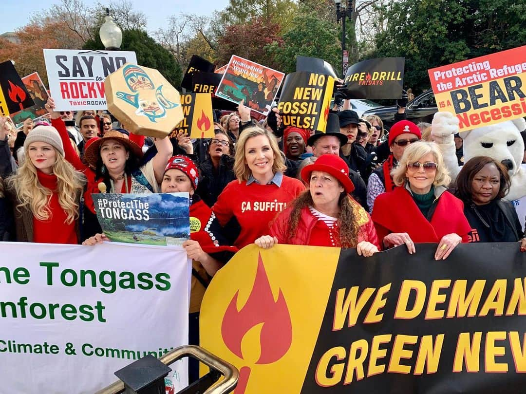 ジューン・ダイアン・ラファエルさんのインスタグラム写真 - (ジューン・ダイアン・ラファエルInstagram)「What a day. Going to post some info on some incredible leaders in the climate justice movement. Low income communities and communities of color experience the devastating impact of climate change “first and worst” Please follow them to learn about their work and find out how you can amplify it.  @firedrillfriday @janefonda」11月17日 6時40分 - junediane