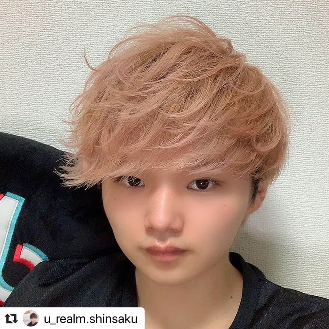 福岡ベルエポック美容専門学校さんのインスタグラム写真 - (福岡ベルエポック美容専門学校Instagram)「福岡ベルエポック卒業生‼️ 河野くん😊  トップサロンで活躍中‼️ 美容動画配信しているので是非チェックしてくださいね😃  Repost @u_realm.shinsaku with @make_repost ・・・ 今週はoceantokyoさんをヘアを参考にYouTubeに出してます 🙇‍♂️ oceantokyoweekなのでやり方気になる方はYouTubeを見てください！ .  YouTube毎日動画出してます！ 興味のある方は 「しんさく」←検索！！ もしくはトップのプロフィール欄にリンクがあるのでそこから直接移動できます！ チャンネル登録、高評価よろしくお願い致します . スタイリング動画は ビフォーアフターヘアはTikTokに 徹底解説動画はYouTubeに 投稿しているので是非 見てください🎥 . ティックトック ↓ 「ものまねヘア/しんさく」 . http://vt.tiktok.com/JMgQcd/ . . やって欲しい髪型はDM、コメントまで👌 写真、画像を送って貰えると助かります😂 . . 銀座店リニューアルしました✨ 営業時間が大きくかわります！ . weekday  am11:00~pm11:00 Saturday  am10:00~pm10:00 Sunday  am10:00~pm18:00 Day off  Tuesday . 大きく変わってお仕事帰りでもご来店しやすくなりましたのでご来店お待ちしております！ . . . .  現在カラーモデル募集しております！ブリーチ、ハイライト系の特殊カラーモデルも大歓迎しております✨ ブリーチさせてください！低ダメージで出来るように施術しております。 またトリートメントモデルも募集中です。 . おすすめのトリートメントは oggiotto oggiottotreatmentは髪の毛の中に栄養補給してくれるので持ちも凄く長く継続することにより更に髪質改善されて行きます✨ まとまり、毛先のパサつき、癖毛、ハリコシ、柔らかさ、うねり、回復出来ます❗️ 必ず満足いく質感を再現します。 . レッスンとしてのモデルですのでとてもお手軽なお値段でさせていただいております❗️ 少しでも興味のある方DMまたはコメントにてご連絡ください✨ . 11月も沢山募集しておりますので、ご都合の合う方ご協力お願いします🙇 .  是非お待ちしております✨ . . #tiktok#tiktokers #tiktokjapan #ティックトック#ティックトッカー#メンズスタイリング#メンズヘアセット#メンズショート#メンズヘア#マッシュヘア#キンプリ#ヘアセット#スタイリング #永瀬廉 #韓国マッシュ#束感セット #美容学生#YouTuber#かっこいい髪型#YouTube#ウジ #手越祐也 #韓国 #bts #seventeen #ジャニヲタ #お洒落さんと繋がりたい #ジャニーズ  #oceantokyo  #アニメ好きな人と繋がりたいです」11月17日 6時42分 - fukuoka_belle